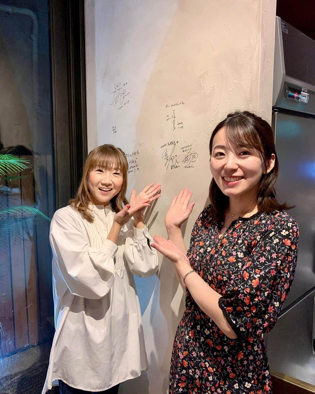 はたゆりこさんのインスタグラム写真 - (はたゆりこInstagram)「サイン書かせて頂きました♩ ━━━━━━━━━━━━━━━━━━━━━ mosh Grab'nGo（広尾）の壁にサインを書かせて頂きました☺️ moshさんで音楽イベント「ふわトロLIVE」を一緒に開催しているシンガーソングライター鈴木あいちゃんのサインのお隣にあります✨ moshさんに行かれた際はぜひ見つけてください😆  先日プレイベントを開催した「ふわトロLIVE」は6月29日(木)に本スタートです♩  6月29日(木)「ふわトロLIVE Vol.1」 OPEN18:20/START19:00 会場: mosh Grab’n Go　 チャージ: ¥6,500(チーズバーガーセット、ビール付) ¥6,000(チーズバーガーセット、ソフトドリンク付)  詳細・お申し込みはmosh Grab'nGoのインスタにてご確認ください♩  ◼東京・広尾にあるチーズバーガー専門店「mosh Grab'nGo」（モッシュグラブアンドゴー） @moshgrabandgo   ≪出演情報≫ ◼6月29日(木)夜「ふわトロLIVE」（広尾mosh Grab'nGo） ◼8月26日(土)昼「ひだまりライブ」（銀座Miiya Cafe） ◼9月16日(土)昼「うたこまち in大阪 Vol.1」（大阪・北浜 雲州堂） ◼9月17日(日)昼「うたこまち in大阪 Vol.2」（大阪・北浜 雲州堂）」6月20日 19時43分 - hatayuriko