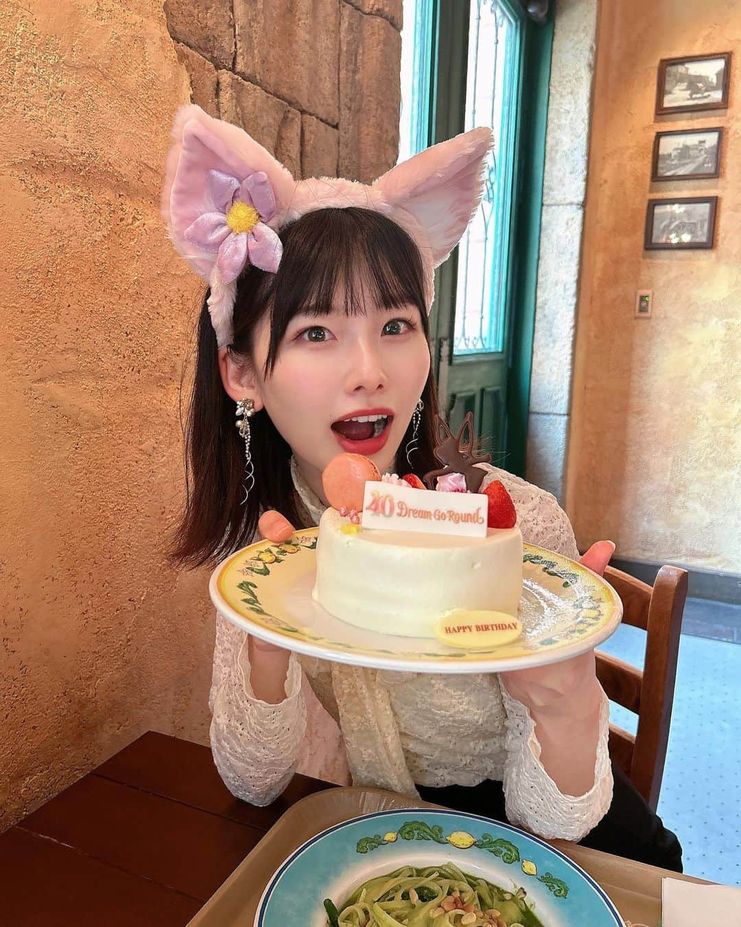 浅井七海さんのインスタグラム写真 - (浅井七海Instagram)「. 夢のホールケーキ食い🍓🎂💖 (小麟ちゃんがサプライズしてくれました🥹)  Dream Whole Cake Eating🍓🎂💖 This is a surprise from Orinchan🥹  #ディズニーシー #disneysea #ホールケーキ #ケーキ」6月20日 19時43分 - naamin48_