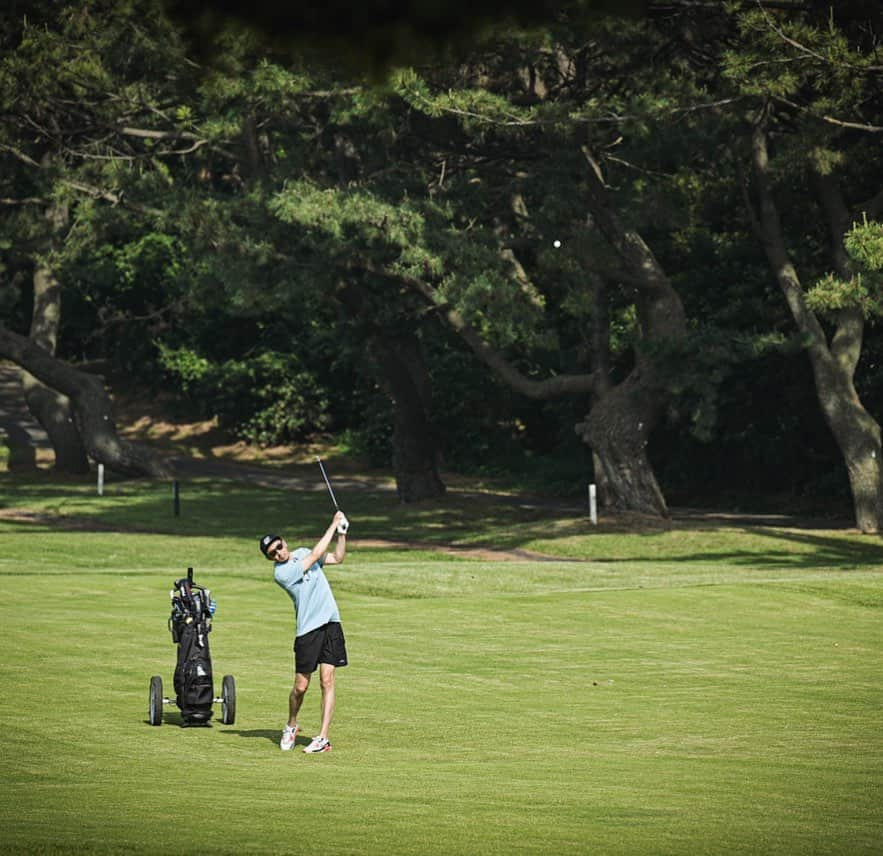 柴田翔平のインスタグラム：「芝生で球打って穴に入れる🥚🕳️ #enjoygolf」