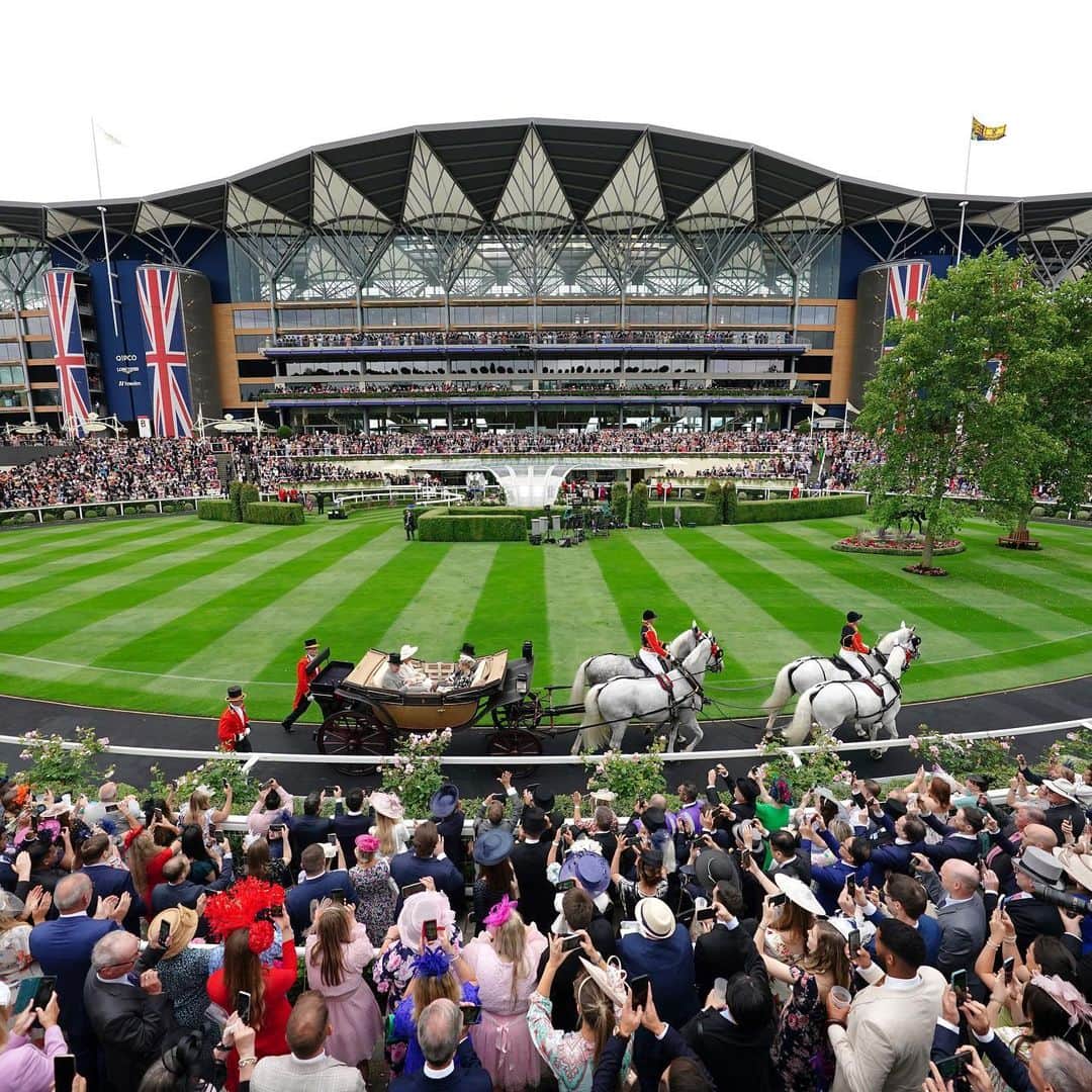 ロイヤル・ファミリーのインスタグラム：「We wish the very best of good fortune to all the owners, breeders, trainers, jockeys, and hardworking stable staff with runners this week. It is a huge and rare achievement to have a runner at Royal Ascot and we very much hope that you all enjoy the experience.  - The King and Queen  •  The King and Queen today attended Royal Ascot 🐎  The Royal Family have a longstanding relationship with the races at Ascot - dating back to Queen Anne in 1711.   Read more about the Royal Family’s links to Royal Ascot on our website (link in bio).」