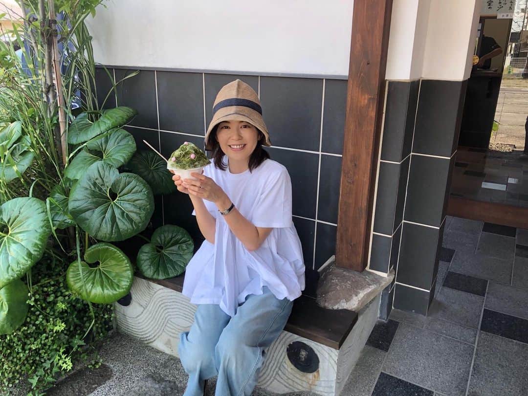 中野美奈子のインスタグラム：「毎年楽しみにしてるかき氷♡  行くタイミングで色んな味に出会えますが、愛媛の伊予柑味も美味しかった〜。  夏がきたなー。  って、まだ6月！！ 今からこの暑さおそろしい〜  創業100年経つ老舗のお菓子屋さん。店内には120年以上の前の井戸があったり、丸亀市の歴史を感じます🏯  @hougetudou_marugame  #寶月堂  #有形登録文化財   #かき氷  #天然ごおりのかき氷  #おいりトッピング   #キッズサイズ希望 #夜ご飯にひびくやつ   #中野美奈子」
