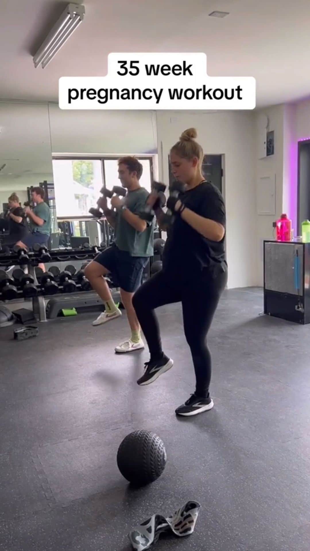 メーガン・トレイナーのインスタグラム：「@rebeccabroxfit taught me how STRONG I am…💪💖 especially when I’m entering my last month of pregnancy! More tips on all of this and more in my book #dearfuturemama #35weekspregnant #pregnancyworkout」