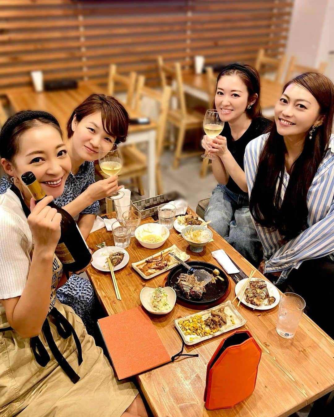 SAORIのインスタグラム：「仲良しメンバーで このちゃんのお店へ☀️🌈🥂 お祝いのシャンパンにワインに 激うまなお好み焼きや焼きそばたち、 そして明るくて元気で太陽みたいなこのちゃん♡ 最高な空間でした〜♡ たまにも久しぶりに会えて嬉しかった😘❤️ またC %集合しよね😊  〒143-0064 東京都大田区上池台1-10-7 (池上線長原駅から徒歩1分) - teppan&bar C% - @cpercent_nagahara  03-5856-0136 【open】18:00 【close】25:00 【定休日】月曜  #道産子仲間 #道産子 #北海道出身 #上池台 #長原 #長原グルメ #池上線 #池上線グルメ #池上線沿線 #鉄板焼き #大田区グルメ #大田区カフェ #東京グルメ」