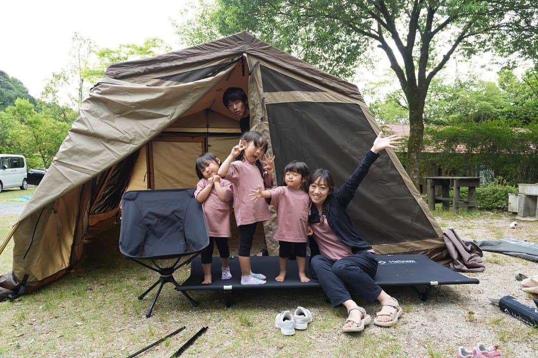 ひろぴーファミリーさんのインスタグラム写真 - (ひろぴーファミリーInstagram)「【ファミリーキャンプ娘】  家族でキャンプに行ってきました✨ テントの設営を初めてチャレンジしましたが、大苦戦… めちゃくちゃ時間がかかりました、、、 ハプニングだらけでしたが楽しめてよかったです☺️  娘とママはとにかく食べてました☺️  #キャンプ#ファミリーキャンプ#ファミキャン #2歳児#子どものいる暮らし#子どものいる生活#3歳児#5歳児#3姉妹#育児#子育て#キッズファッション#姉妹コーデ#姉妹リンクコーデ#キッズコーデ#ファミリーリンクコーデ」6月20日 19時59分 - hiropy_family