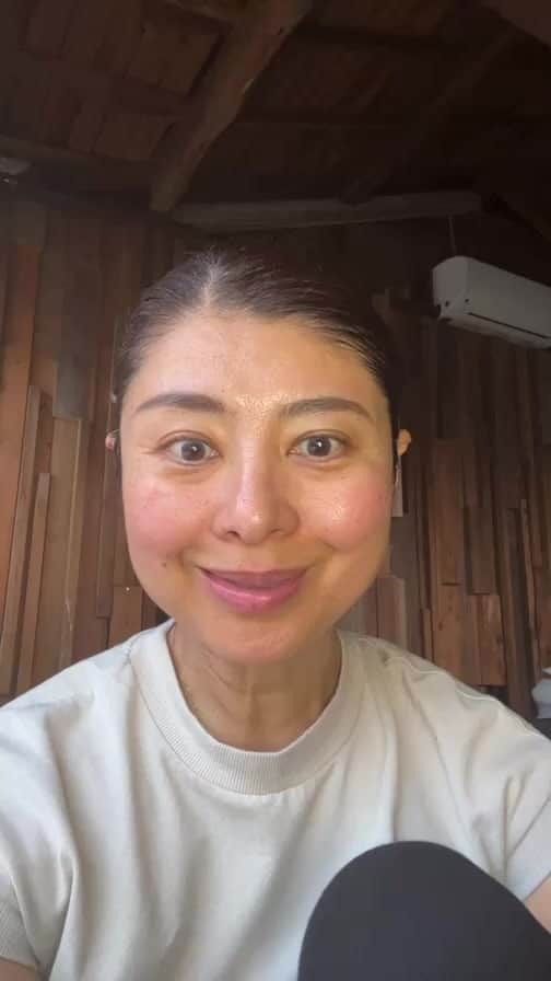 間々田佳子のインスタグラム：「リシン先生とのライブだよ！ 顔とカラダ、ココロは繋がっている。  自分のケア方法を色々と知っているか どうかが、 年齢を重ねるほどに 素敵になるコツだと思います。  さらにリシン先生のお話しを 聞いてみたい方は講座 受講してみてね！  ↓↓↓  ★【オンラインセミナー】心に効く「ツボ」でメンタルヘルスケア実践★  東洋医学のスペシャリストで鍼灸師の松峰理真氏を講師に迎え、ストレスや不安を和らげる体のツボを解説。 自分で簡単にできるメンタルヘルスケア方法をレクチャーします。 心をリラックスさせる術を学び、より魅力的な表情を手に入れましょう！  6/29（木）20:00 - 21:30  特別講師：松峰理真 受講料：4500円  詳細とご予約→ https://bit.ly/3AoyAvt」