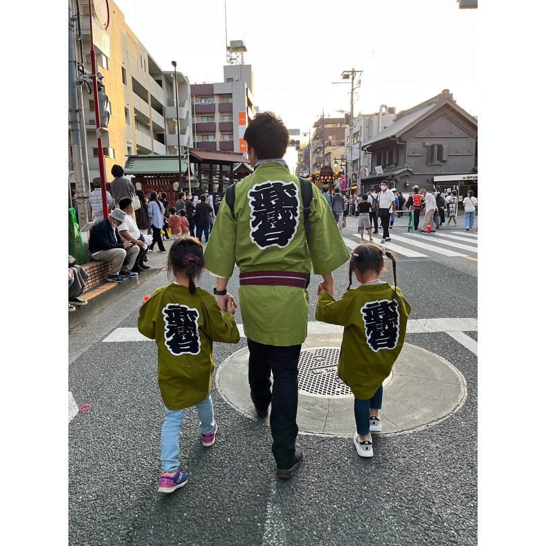 望月みささんのインスタグラム写真 - (望月みさInstagram)「GWは4年ぶりに開催されたくらやみ祭り⭐️ お祭り大好きな我が家❤️やっと戻ってきました (☆•ॢ◡-ॢ)  こども神輿、そして山車行列にも参加させてもらい、屋台も楽しんで連日満喫させてもらいました🥰  この裏にはコロナ禍で開催できなかった期間も含めてたくさんの方々が議論をくり返して、たくさんの努力とご苦労があったのだと思います🧡  4年ぶりの開催というタイミングで子供も少し大きくなって神輿にも少し関わらせて頂き、これまでよりも一層くらやみ祭りを楽しませてもらいました🥹 府中のすごさ、そして府中の人の温かさ、街の素敵さを改めて感じました(๑′ᴗ‵๑)   来年も山車行列やりたいなー😍  #くらやみまつり　#こども神輿　#大行列　#祭り好き家族　#GWの思い出　#時差スタグラム　#🧡」6月20日 19時52分 - mochizuki.misa