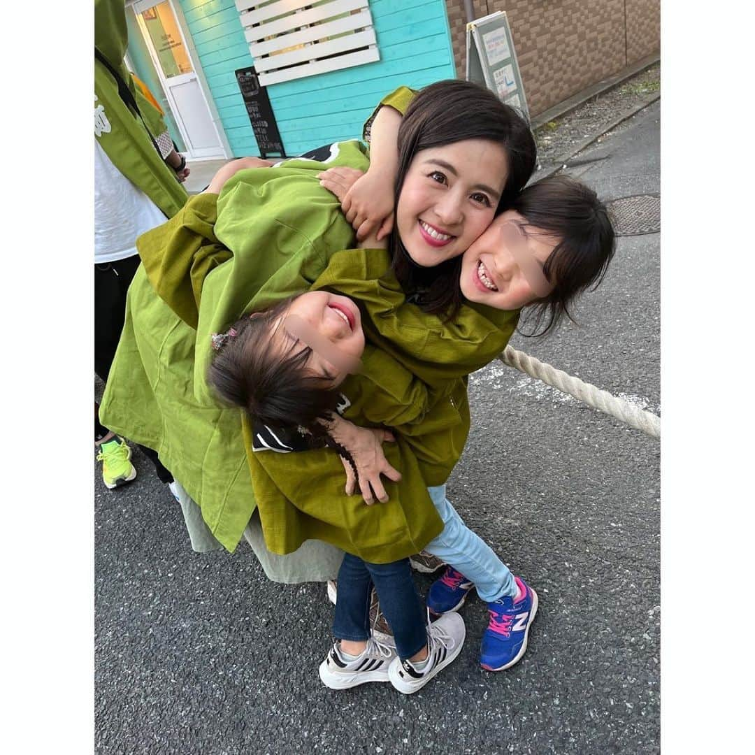 望月みささんのインスタグラム写真 - (望月みさInstagram)「GWは4年ぶりに開催されたくらやみ祭り⭐️ お祭り大好きな我が家❤️やっと戻ってきました (☆•ॢ◡-ॢ)  こども神輿、そして山車行列にも参加させてもらい、屋台も楽しんで連日満喫させてもらいました🥰  この裏にはコロナ禍で開催できなかった期間も含めてたくさんの方々が議論をくり返して、たくさんの努力とご苦労があったのだと思います🧡  4年ぶりの開催というタイミングで子供も少し大きくなって神輿にも少し関わらせて頂き、これまでよりも一層くらやみ祭りを楽しませてもらいました🥹 府中のすごさ、そして府中の人の温かさ、街の素敵さを改めて感じました(๑′ᴗ‵๑)   来年も山車行列やりたいなー😍  #くらやみまつり　#こども神輿　#大行列　#祭り好き家族　#GWの思い出　#時差スタグラム　#🧡」6月20日 19時52分 - mochizuki.misa