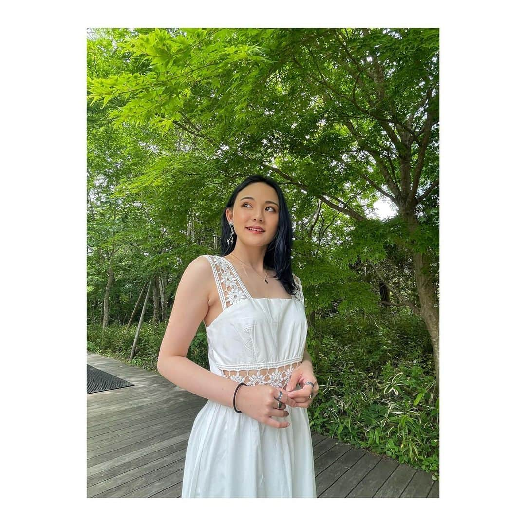 四宮吏桜のインスタグラム：「🤍👗🌱  #一日一投稿 #四宮吏桜 #ラリック美術館 #箱根旅行  #shien  #白ワンピ #fashion」