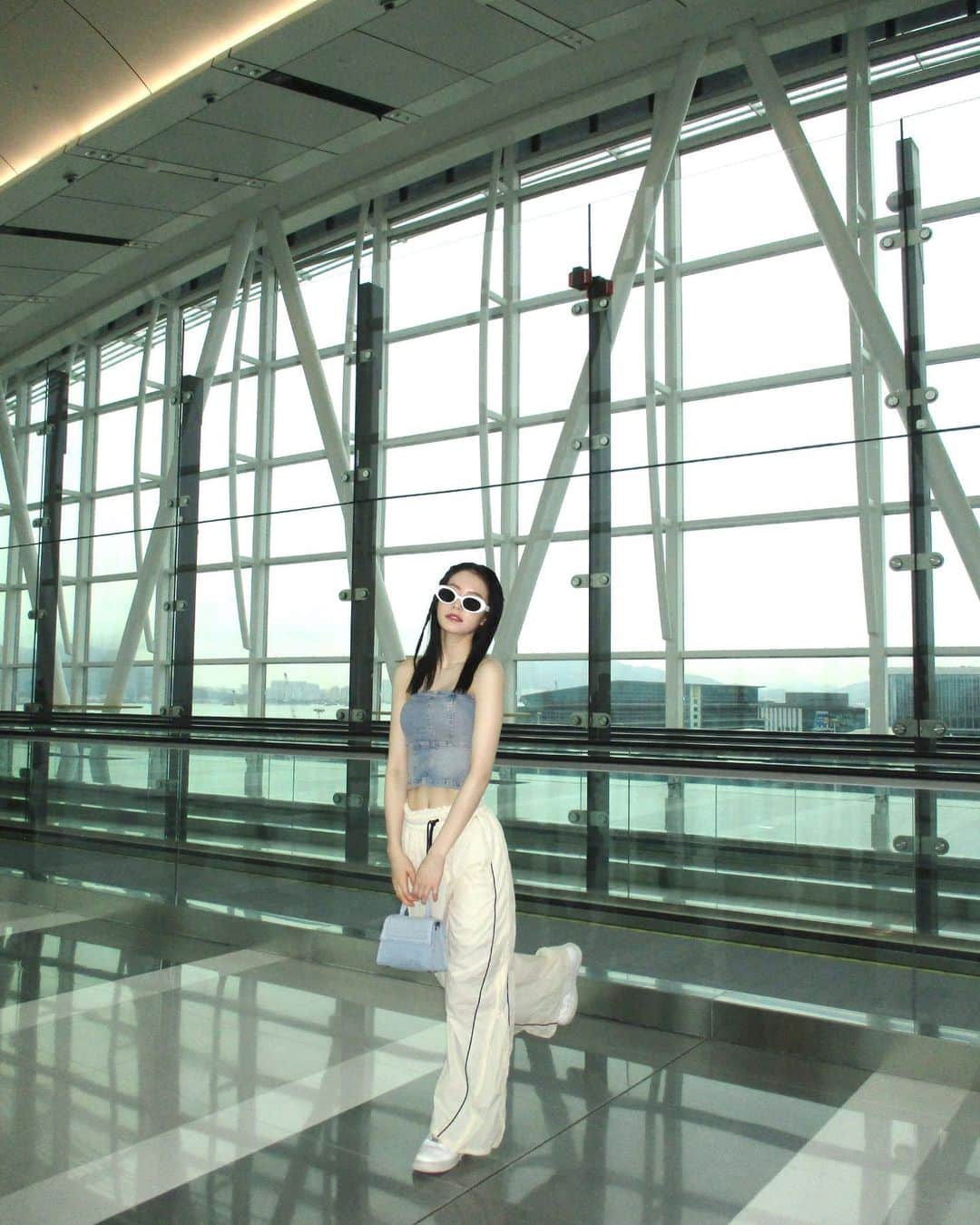 Nagomi（なごみ）さんのインスタグラム写真 - (Nagomi（なごみ）Instagram)「Hong Kong🇭🇰  香港国際空港が新しいサービスと 施設Waterfall Gardens. Totems of Joy. Sky Bridge.が 追加されてリニューアルオープン✈️🤍  ショッピングや食事も充実していて、  @hongkongairport で１日楽しんできました☺︎ お土産もたくさん買った🫶🏼  香港国際空港主催で、50万枚の往復航空券が プレゼントされるキャンペーン「ワールド・オブ・ウィナーズ」が、日本では6/26（月）から開催されます. (詳細: http://wow.hongkongairport.com/ )  6/24（土）〜6/25（日）の2日間で、Roppongi Hills 大屋根プラザにてイベントも開催されます✔️ 航空券と記念品の当たるゲームや、香港本場のスナックも あるみたいなので、みんなも遊びに行ってね.  #HKIA #Hongkongairport #HKIAWorldofWinners #HKIAWoW #ticketsgiveaway #pr」6月20日 19時52分 - __nagomi32__