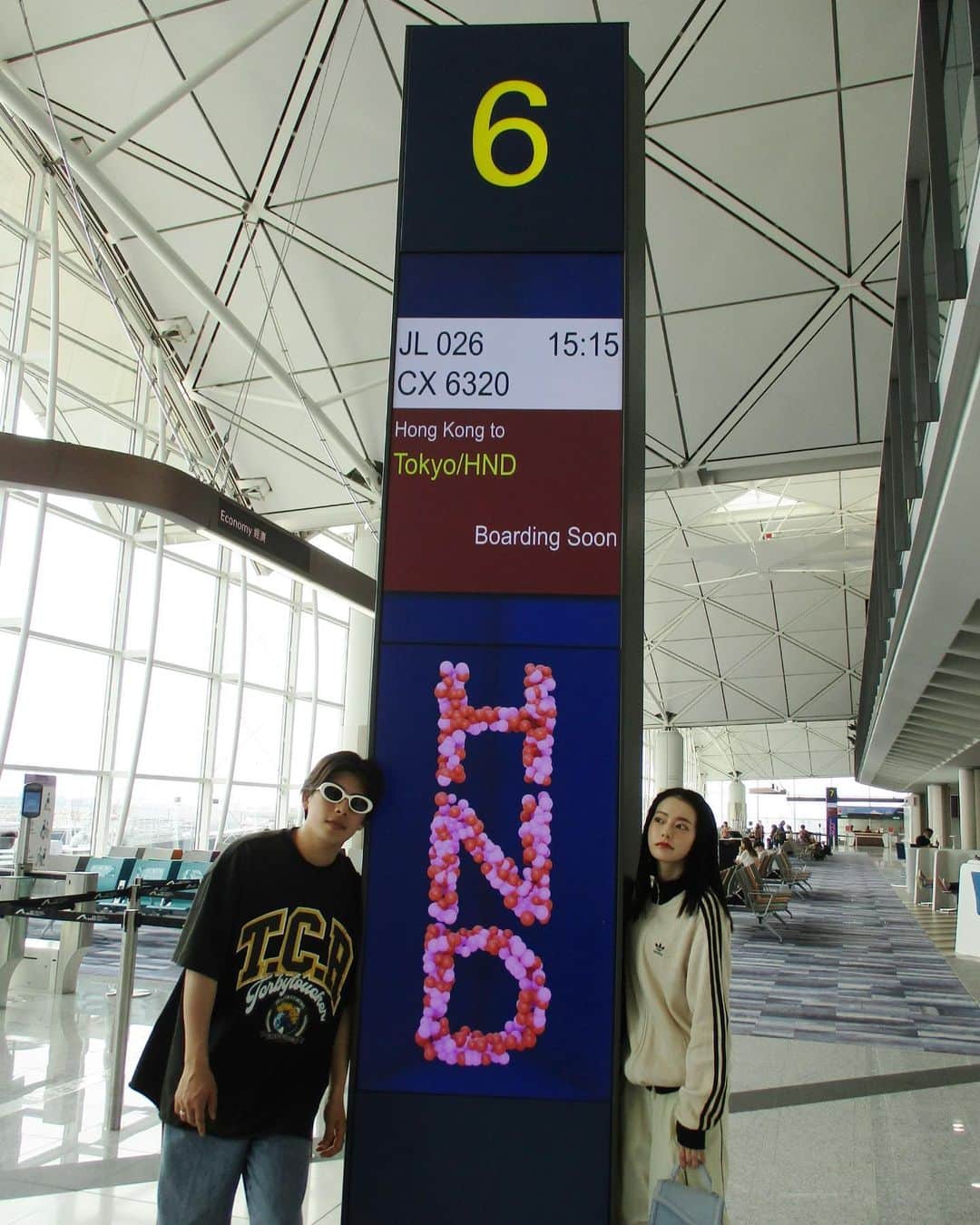Nagomi（なごみ）さんのインスタグラム写真 - (Nagomi（なごみ）Instagram)「Hong Kong🇭🇰  香港国際空港が新しいサービスと 施設Waterfall Gardens. Totems of Joy. Sky Bridge.が 追加されてリニューアルオープン✈️🤍  ショッピングや食事も充実していて、  @hongkongairport で１日楽しんできました☺︎ お土産もたくさん買った🫶🏼  香港国際空港主催で、50万枚の往復航空券が プレゼントされるキャンペーン「ワールド・オブ・ウィナーズ」が、日本では6/26（月）から開催されます. (詳細: http://wow.hongkongairport.com/ )  6/24（土）〜6/25（日）の2日間で、Roppongi Hills 大屋根プラザにてイベントも開催されます✔️ 航空券と記念品の当たるゲームや、香港本場のスナックも あるみたいなので、みんなも遊びに行ってね.  #HKIA #Hongkongairport #HKIAWorldofWinners #HKIAWoW #ticketsgiveaway #pr」6月20日 19時52分 - __nagomi32__