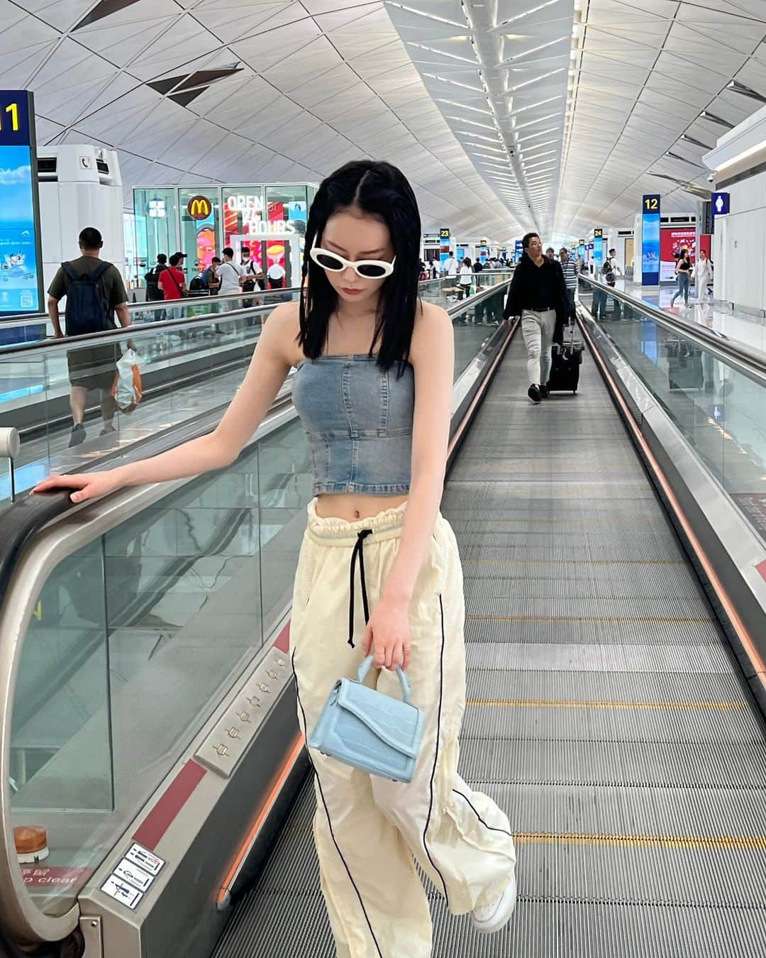 Nagomi（なごみ）さんのインスタグラム写真 - (Nagomi（なごみ）Instagram)「Hong Kong🇭🇰  香港国際空港が新しいサービスと 施設Waterfall Gardens. Totems of Joy. Sky Bridge.が 追加されてリニューアルオープン✈️🤍  ショッピングや食事も充実していて、  @hongkongairport で１日楽しんできました☺︎ お土産もたくさん買った🫶🏼  香港国際空港主催で、50万枚の往復航空券が プレゼントされるキャンペーン「ワールド・オブ・ウィナーズ」が、日本では6/26（月）から開催されます. (詳細: http://wow.hongkongairport.com/ )  6/24（土）〜6/25（日）の2日間で、Roppongi Hills 大屋根プラザにてイベントも開催されます✔️ 航空券と記念品の当たるゲームや、香港本場のスナックも あるみたいなので、みんなも遊びに行ってね.  #HKIA #Hongkongairport #HKIAWorldofWinners #HKIAWoW #ticketsgiveaway #pr」6月20日 19時52分 - __nagomi32__