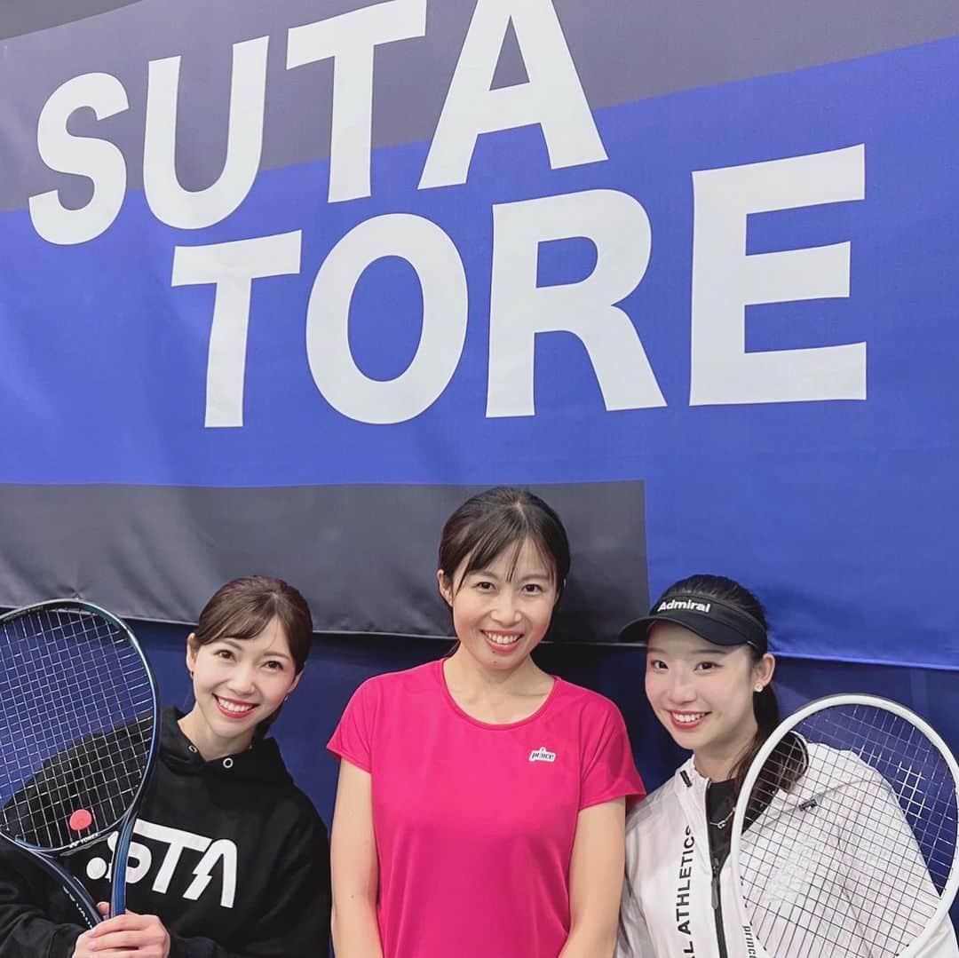 川又智菜美のインスタグラム：「上様と理子ちゃんと💕 今配信されているスタテニ早慶OB戦の女性陣です🫶 ⁡ 2人ともとーーーっても良いボールを打って 良いプレーをするので見ていて勉強になるし楽しいです✨ 憧れるなぁ🥹 ⁡ 2枚目は謎に上様に乗っかる私と理子ちゃん😂 乗っけてもらいすみません🙇‍♀️🙇‍♀️笑 ⁡ いつか2人にビシバシと テニス指導してほしいです🤣🎾 ⁡ #スタテニ #テニス #テニス女子 #tennis」