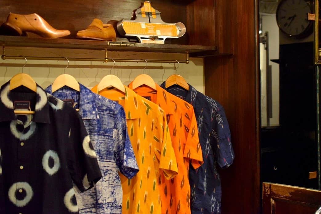 のインスタグラム：「【6/24.25 Kevin Seah Bespoke オーダー会】  シンガポールのビスポークテーラーKevin Seahのとっても素敵なシャツのオーダー会をBrift H青山で開催します。  一風変わったアフリカのハンドプリントシャツや、IKATというインドの手織り生地を使ったもの。デッドストックのハワイアン生地などを取り揃えて好きなオーダーが出来るというかなり熱いオーダー会！しかも納期は約１ヶ月とめちゃ早い。なぜなら彼の工房で縫ってるからです🪡  Kevinとの出逢いは古く、もう10年くらい前にシンガポールに呼ばれて彼の店で靴磨きに行ったのが最初でした。まだmason&smithもなく靴磨きはまだシンガポールでは不毛の地でした。 そんな彼の店にはむっちゃくちゃあり得ないようなレベルのお金持ちがわんさか来てくれて二日間ずっと磨かせてもらったのは良い想い出です。 そんなカリスマテーラーのKevin自身が二日間うちの店で立ってオーダーを受け付けてくれる滅多にない機会なのでぜひ皆さんお気軽にいらしてください！ ロングスリーブやパンツも同生地で作れるので無理言ってください（笑）  これから告知していきますのでよろしくお願いします！  #kevinseah #bespoke #singapore #brifth」