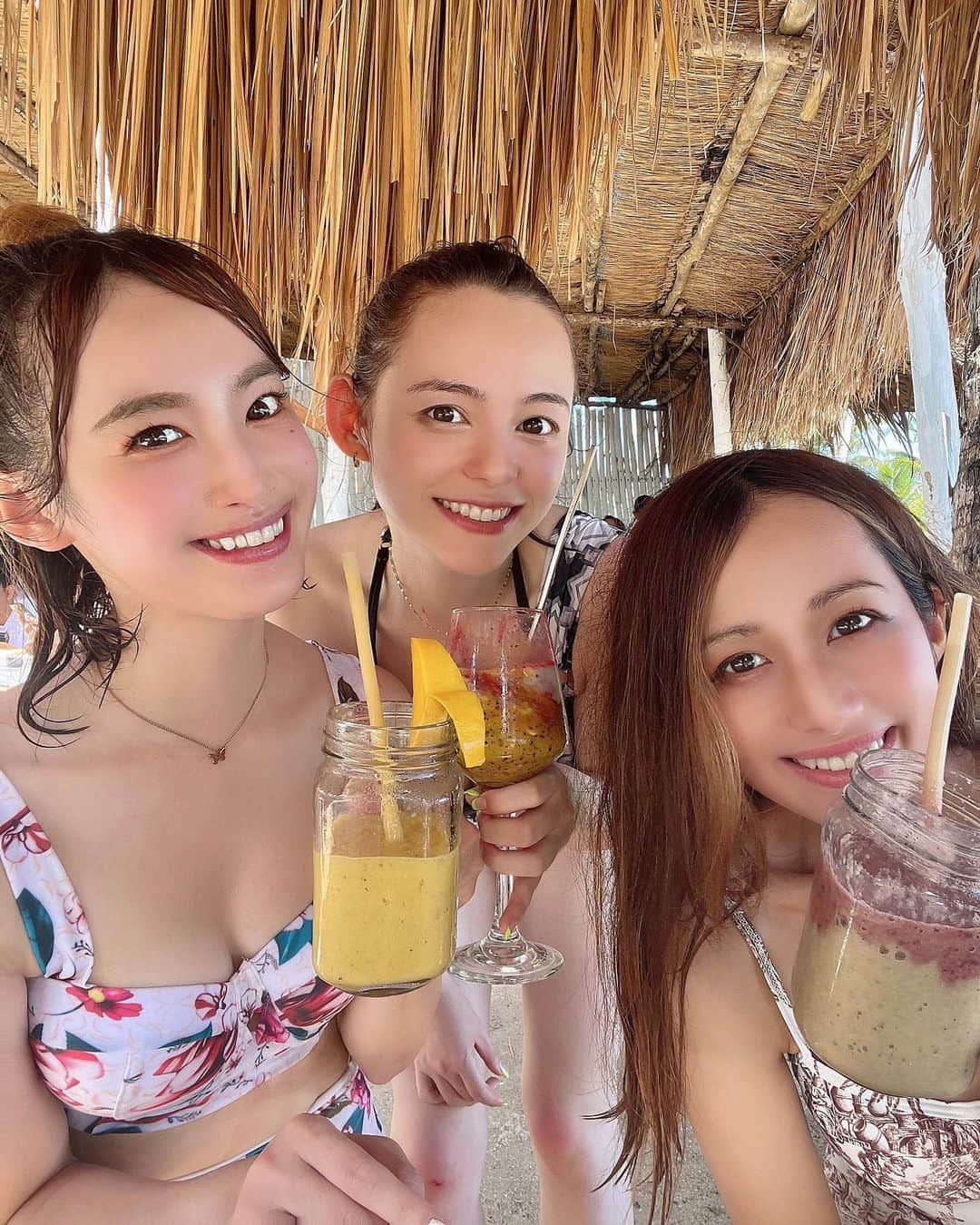 岩佐しおりのインスタグラム：「サーフィン後直行したカフェ🍹 徒歩30秒のところにあるSHAKA🌴  サーフィン終わりの身体に マンゴーシェイクが沁みた🥹✨  頼んでないけど映えメニューも たくさんあったよ🫰🏽❤️  雰囲気もサイコーすぎた💕💕  ハイライトにセブ島の日常を まとめてるからぜひ見てね🥰 @i_am_shiorin   📍SHAKA(クラウド9) @shaka_cafes   #シャルガオ #フィリピン #島巡り #カフェ #海カフェ #セブ島留学 #qqenglish #英語留学 #留学生活 #留学生 #ビキニ女子 #海好き #cebu #philippine #🇵🇭」