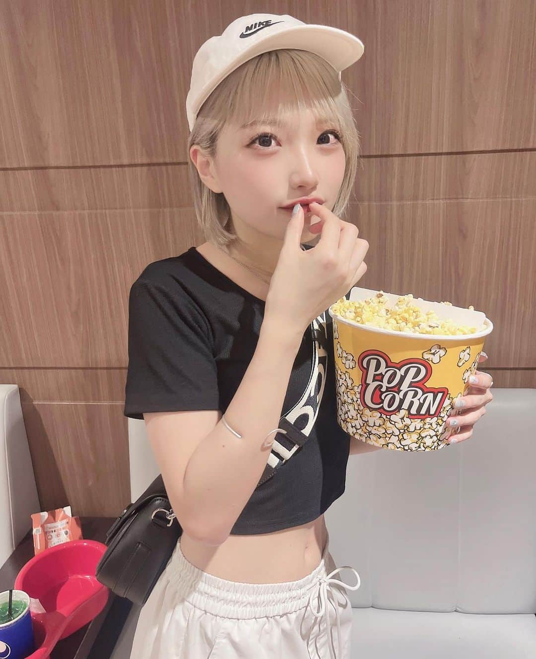 東條ゆりあのインスタグラム：「おうちで映画観るのもいいけど ポップコーン食べながら映画館でみるのってわくわくして好き > <‪💧‬  今回は怪物っていう映画観た！ 見終わったあとに考察見ながら伏線回収していくのが楽しかった ☺︎  ラフな格好良い？」