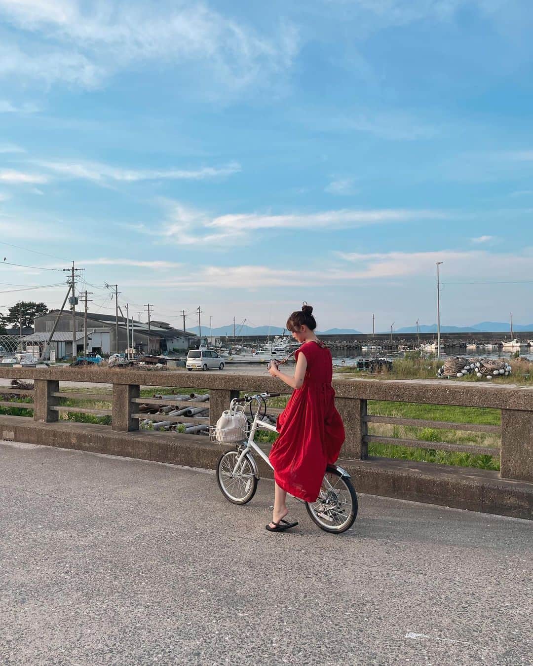 鹿の間さんのインスタグラム写真 - (鹿の間Instagram)「🚲 ‪𓂃 𓈒𓏸  ひと足お先に夏を感じてきました🎐🫧  \ @ubusuna.kubikai / 糸島にあるプール付きヴィラで泳いだりBBQしたり、お酒飲んでのんび〜りな週末を過ごしました。宿に自転車があるのでコンビニまでお散歩。気温も過ごしやすくて〝ずっとこのままで良いのに〜〟なんて思いながらもやっぱり蒸し暑い夏が恋しい！  そしてこの日のために奮発したカレンソロジーのタックドレス。綿生地がふわっふわ。ボリュームあるけど爽やかなシルエットでこの日ピッタリだった☁️🎈  高校の友達と行ったんだけど夜中までお酒飲みながら爆語り。昔から放課後は先生に注意されるまで教室で話してたけど25歳になった今は時間なんて気にしなくても良いもんね。高校生の頃は25歳なんてもっと大人だろうと思ってたけど全然昔と変わらない。少女心？少年心ぶりっぶりにある。ずっとワクワクしていたい。また行きたいな🏝️ 大人って自由で楽しい笑  何枚目が好きー？  #糸島 #福岡 #福岡ホテル #福岡観光 #九州旅行 #カレンソロジー #夏コーデ」6月20日 20時07分 - rhodon41