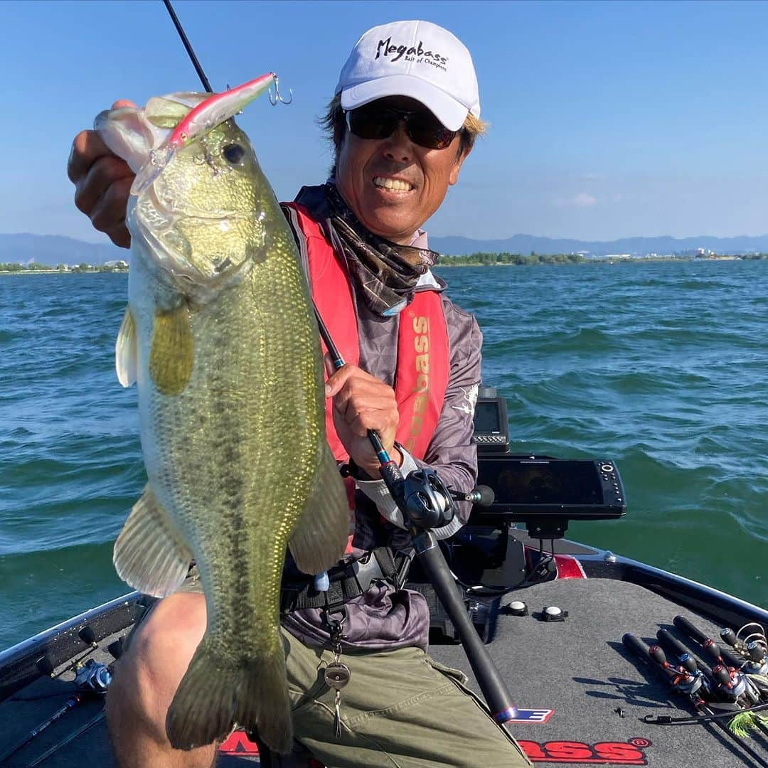 Megabass Inc.のインスタグラム：「浮かせて獲る。ワンテンRチューンドモデル ONETEN R Hi-FLOAT series. @satoshin310  https://www.megabass.co.jp/site/products/oneten_r_plus3_hi-float/ #megabass #itoEngineering #yukiito #Oneten #OnetenR #OnetenRHiFloat #メガバス #伊東由樹 #ワンテン #ワンテンR #ワンテンRハイフロート」