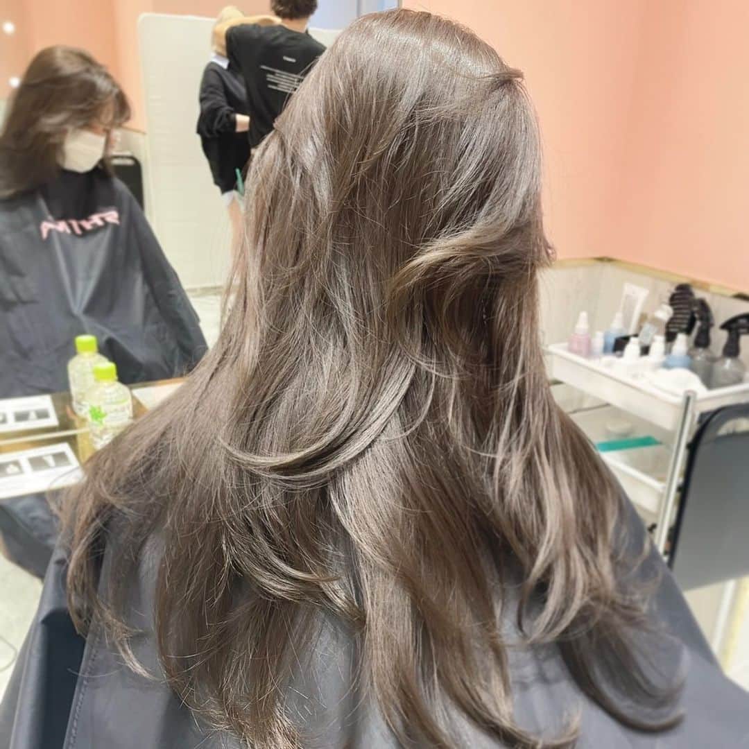 原涼香のインスタグラム：「大人気𝙗𝙚𝙞𝙜𝙚 🤎ブリーチなし明るめカラー🎀 ㅤㅤㅤㅤㅤㅤㅤㅤㅤㅤㅤㅤㅤ カラーのみで明るめを続けると 透明感がすごくでます✨ 一回で明るめ希望の方はWケアカラーがオススメです🫶🏻 ㅤㅤㅤㅤㅤㅤㅤㅤㅤㅤㅤㅤㅤ menu... ●カット ●プレミアムケアカラー(or Wケアカラー) ●バイカルテトリートメント ㅤㅤㅤㅤㅤㅤㅤㅤㅤㅤㅤㅤㅤ 是非お任せください🤍 ㅤㅤㅤㅤㅤㅤㅤㅤㅤㅤㅤㅤㅤ  #SHIMA #韓国ヘア#韓国スタイル#海外ヘア#レイヤーカット#ワンホンヘア#ワンホン#ブリーチカラー#網紅#初カラー#ハイトーン#暗髪#ベージュカラー#ラベンダーカラー#グレージュ#オリーブカラー#透明感カラー#銀座美容院#銀座美容室#美容師#美容学生#시스루뱅#레이어드컷#hairstyle#y2k#fasion#color#layered#beige#メイク」