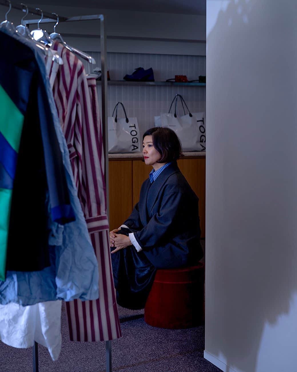 のインスタグラム：「【インタビュー】TOGA古田泰子 「マイノリティで悩んでいる人たちの味方でありたい」  1997年にデザイナー古田泰子が立ち上げた「TOGA（トーガ）」も四半世紀を迎えた。パリ、ロンドンと発表の場を移し、さらにコロナパンデミックを経て変化してきたブランドのあり方と変わらない服作りへの思い。そして、いま次の世代へとつなぐトーガの未来への旅が始まる。  インタビューはNumero.jpにて掲載中。  #numerotokyo #numerojp #numerotokyo #numerotokyo165 #magazine #mode #fashion #art #culture #beauty #lifestyle #people #photo #tokyo #interview #toga #古田泰子」