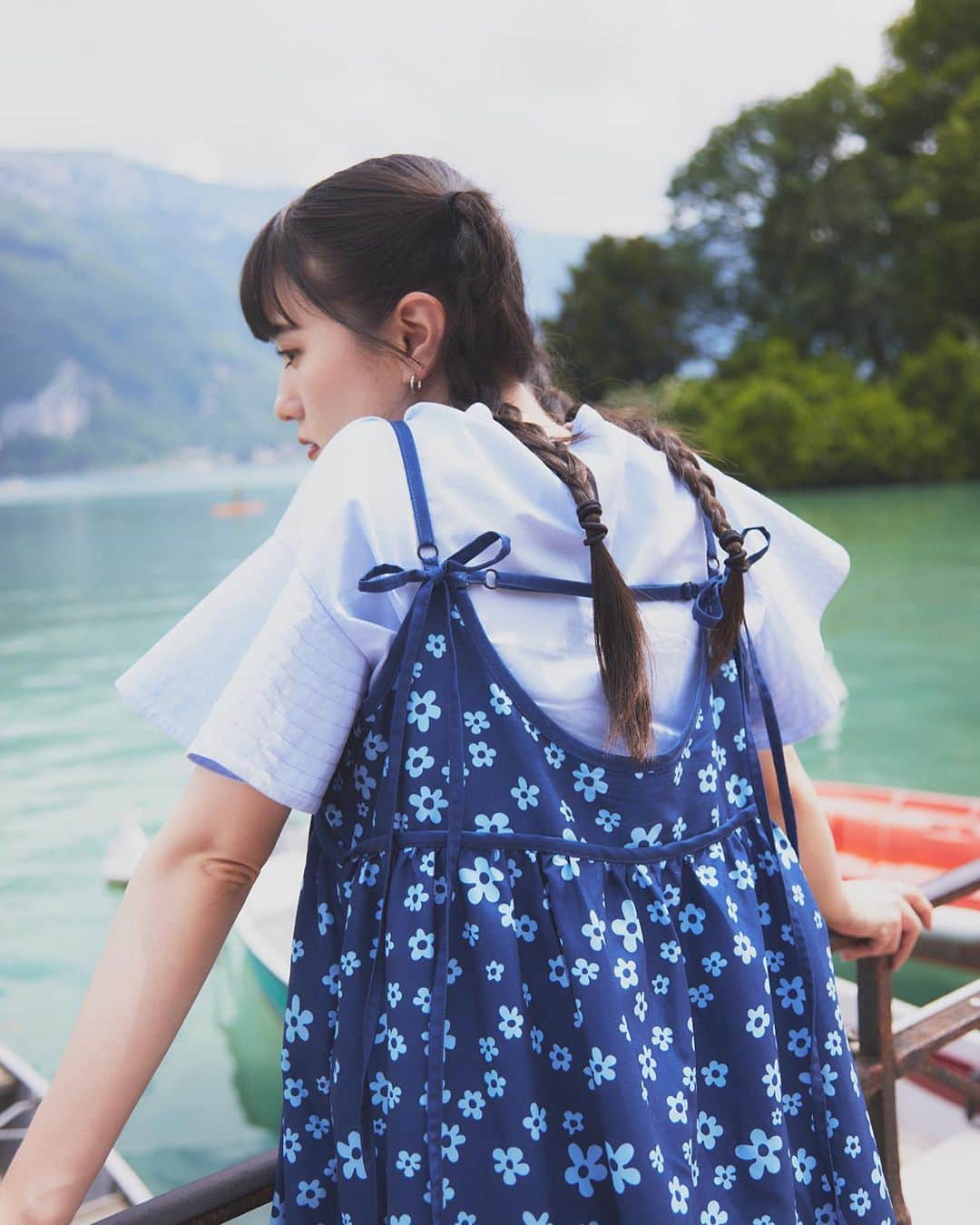 みこのインスタグラム：「このあと6/21 0:00 GIRLS FIGHT CLUB✶New digital single 「Blue Flight」がリリースされます🛩️💎  楽曲と連動した旅のためのワンピース"GIRLS FIGHT TRAVEL DRESS"も明日20:00発売開始です！！  私が旅をする時に大切にしたいポイントを詰め込んだワンピース。  シワにならない生地を選んで、フライトで着用しても、バゲージにいれても、綺麗なまま着られるようにこだわりました。  ひらりと揺れる綺麗なシルエットを作るために、たっぷりの布を使っていたり、パイピングの位置を工夫してドレープができやすくなるようにしていたり👗💫  そして、旅にはインナーで温度調節できるキャミワンピースがすごく便利なんです。  たくさんの旅を経験して感じたことなのですが、旅先の天気予報って、温度をみても湿度や環境の違いでベストな服装が意外とわからなくて。  そんな時、インナーを何種類か持っておけば調節できるキャミワンピースは本当に役立ちます。♡  そのほかにもこだわりがたっぷりなのですこしずつ伝えていけたらとおもいます✉️✈️  今年のみなさんの旅を快適にかわいく彩れますように！  photo by @yuki_kawashima0630」