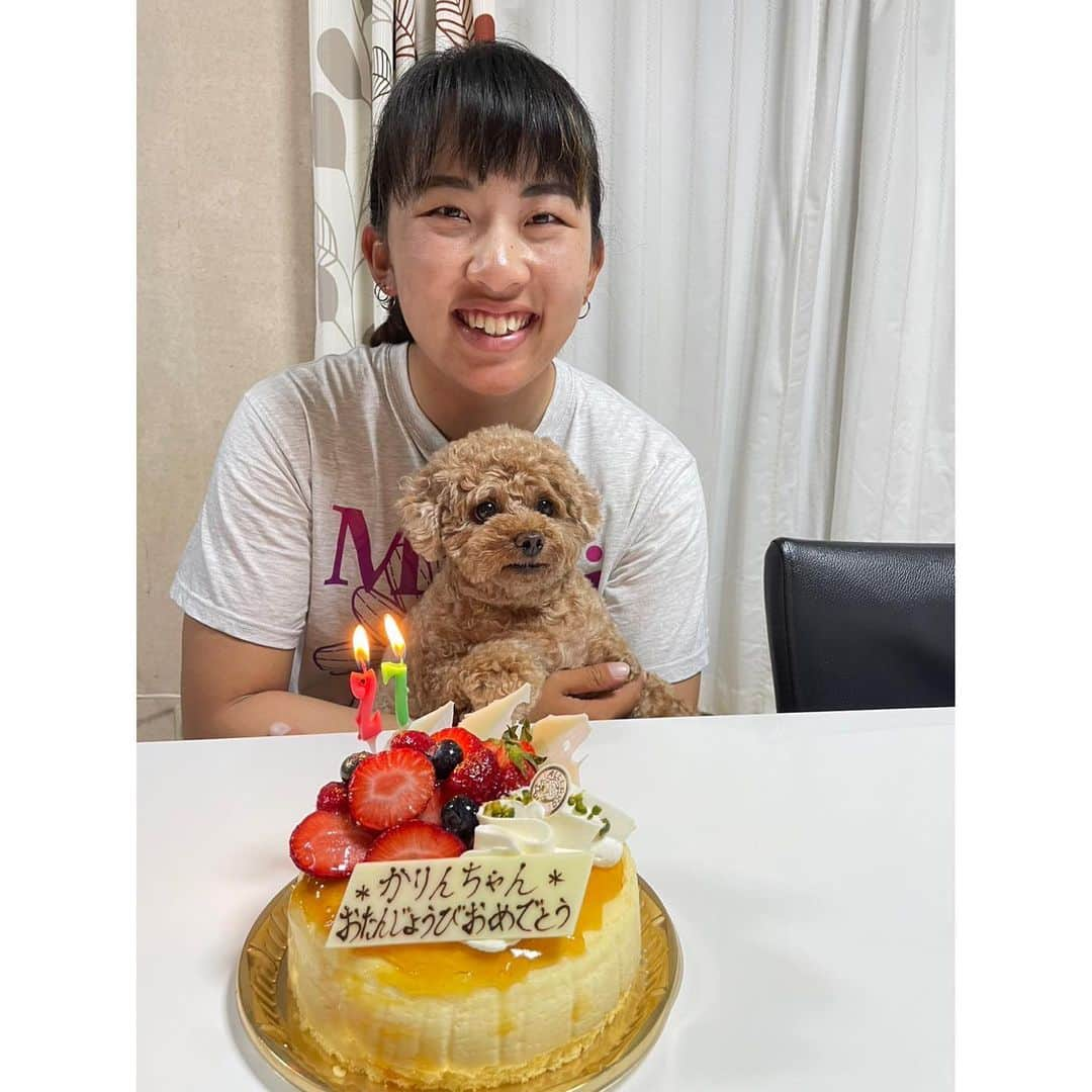 竹山佳林のインスタグラム：「6月20日、今日で27歳になりました🎂 たくさんのメッセージやプレゼント、ありがとうございます✨私は幸せ者です。  27歳の私も私らしく、楽しく頑張ります🏌🏻‍♀️🌟  #誕生日 #mybirthday #27歳  #朝起きたら #両親からのプレゼント #嬉しかった #母のセンスが絶妙 #幸せな日になりました」