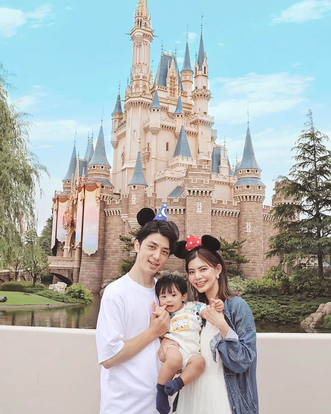 畑有里紗のインスタグラム：「My 1st Visit Disneyland🏰♡ ついにトナもディズニーデビュー👶🏻👏🎉  1歳になったら連れて行きたいねって 生まれる前から話していて念願の♡♡ パパママがたくさんデートしてきた思い出の場所に 息子を連れて一緒に来られて ほんまに幸せすぎる数日間でした☺️♡  私たち夫婦の影響で生まれた瞬間からディズニーグッズに囲まれて成長してきたトナさんだけど、特に何もこちらからアクション起こしてなかったのにディズニーに行く数日前から急に👶🏻がミッキーの人形を見つけてきて可愛がるようになり🥹タイミングがバッチリでかなりびっくり‼️ そのエピソードもあってかミッキーの絵とか見つけたりミッキーが出てくると喜んでた😂🫶💕  ディズニーで眠い以外泣くことは一回もなくって ショーや乗り物乗って嬉しそうに拍手したり声を出したり、、本人の記憶としてはきちんと残るものではないだろうけど、たくさん楽しそうにしている可愛い表情が見れて嬉しかったな☺️🤍 想像してた何倍も楽しめた🥹❤️  お家から可愛がってたミッキー持って行ってたんだけど トナがキラキラして気に入っていた40周年のミッキーを 新たにお迎えしました🫶💚 (帰ってきても毎日ヨシヨシしてて可愛くてもうぅ🥹🥹)  #ariidisney  #ディズニーデビュー#子連れディズニー#ディズニーコーデ#東京ディズニーランド#東京ディズニーリゾート#ディズニーランド40周年#子連れお出かけ#男の子ベビー#男の子ママ#男の子パパ#男の子コーデ」