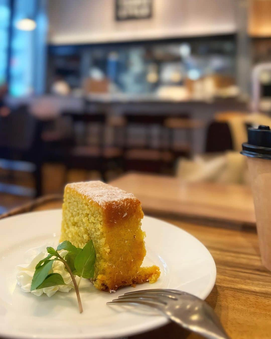 みゆこのインスタグラム：「チーズケーキ食べたかったのに…🥹 ギリギリで悩んで気付いたらパウンドケーキを注文…🙃  その方がカロリー控えめかなと思ったのだけど、1口食べて結構甘かったから、大人しくチーズケーキにしておけば良かったと…😭笑。  週一で甘いもの食べるより 週三で激辛食べたいです😋♡  #ケーキ#束の間#ティータイム#パウンドケーキ#甘党#よりも#辛党#バナナケーキ#ほっとひと息」