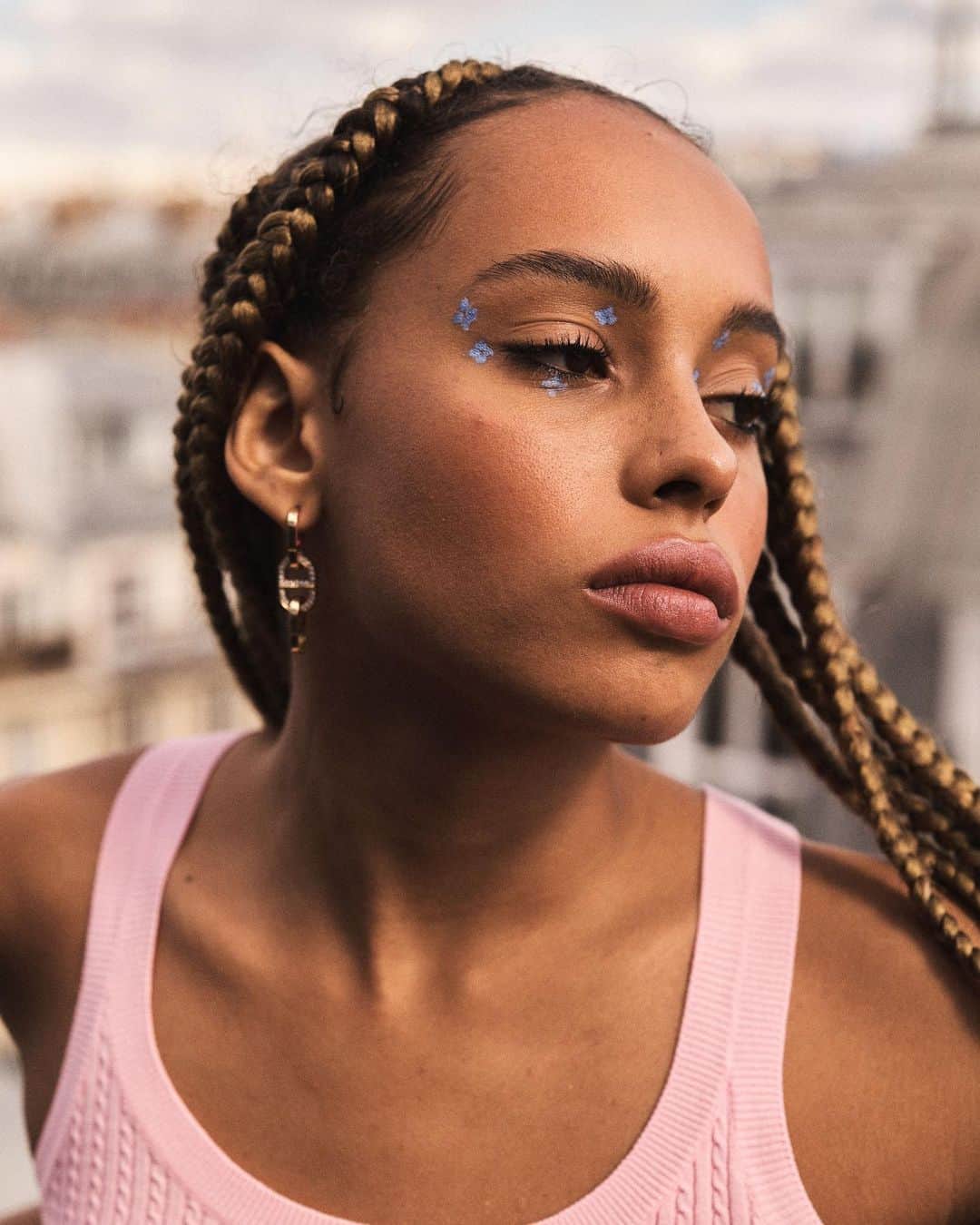 のインスタグラム：「Springtime in Paris.​ Step into the new season with this delicate look, inspired by the blossoming squares of the French capital.​  Featured: ​ Terracotta Le Teint in Shade 6W​ Ombres G Eyeshadow Palette in 360 – Mystic Peacock​ Noir G Mascara​ KissKiss Bee Glow in 309 – Honey Glow  _____  Guerlain Makeup Creative Director @violette_fr for @ellefr  Photographer: @stevenpanpan​ Makeup assistant: @nolwenn_quintin​ Hair: @christophe_pastel​ Nails: @delphineaissi_ydalagence ​ Stylist: @hortensemanga​ Model: @ginn_tonicc  #Guerlain #GuerlainMakeup」