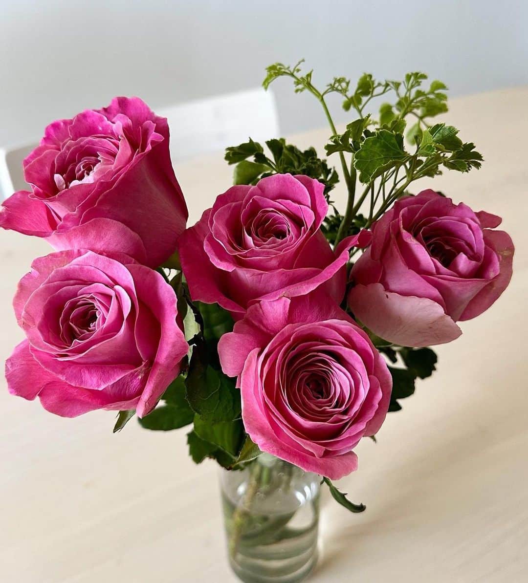 都築青空さんのインスタグラム写真 - (都築青空Instagram)「今月も @moafura_official さまの 『バラの定期便』届きました🥀  今回はピンクのバラ🌹 ✔︎ 『オール4ラブ＋」と「ポリシャス」 バラの名前可愛すぎない？🥹💞  最近Diorのコスメに変えたので メイクもお花に合わせて 雰囲気可愛らしくしていこうと…🫶  #moafura  #モアフラ #お花の定期便 #お花のある暮らし #バラ花束 #バラ定期便 #バラサブスク #バラギフト #花 #Flower #花のある暮らし #花好きな人と繋がりたい」6月20日 20時16分 - aozora723