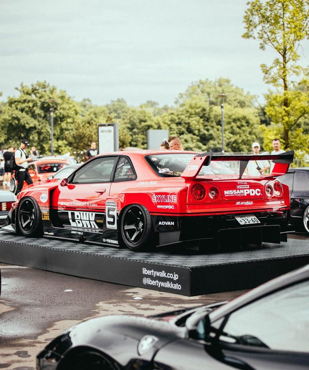 Wataru Katoさんのインスタグラム写真 - (Wataru KatoInstagram)「LIBERTY WALK 　　LBWK LB⚡︎silhouette works nissan skyline er34😆  @bride_japan  @tone_japan  @nissan @nissangtrpage  @nissanjapan  @yokohama.rubber_jp  @yokohama_advan  #libertywalk #lbwk #lbworks #nissan #ultrace  #event #jdm #jdmcars  #jdmculture  #jdmlifestyle  #dtance #stancenation  #bride  #yokohamatire  #tomica  #hotwheelscollectors  #hotwheelsmalaysia  #nissanskyline  #skyline  #gtr #nissangtrr35  #eu #Poland #hobby #csr2 #minigt」6月20日 20時09分 - libertywalkkato