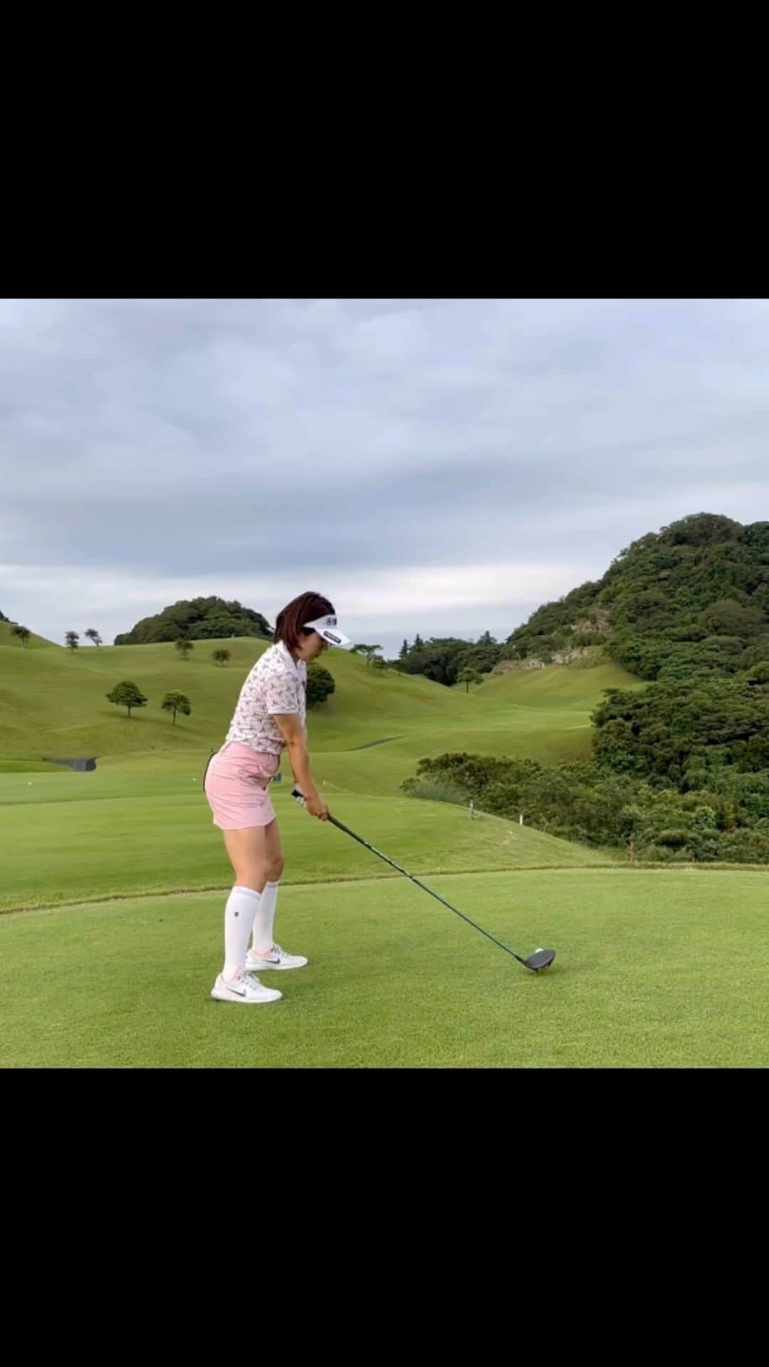 中村香織のインスタグラム：「朝イチでハーフだけ回ってその後練習行ってきた！ そのあと仕事行く予定だったけど、体調悪くてダウン… 明日には治ってますように #ゴルフ #ゴルフスイング #ゴルフ女子  #プロゴルファー #女子プロゴルファー #ゴルフ好きな人と繋がりたい #golf #golfswing」