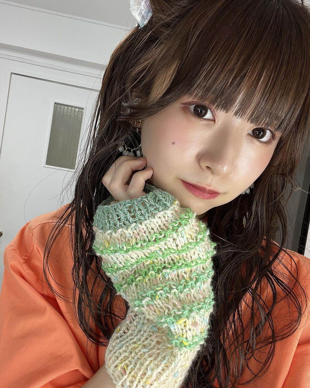 橋本美桜のインスタグラム：「花物語のときの写真をようやく……⁡ ⁡ ⁡ ⁡ ⁡ ⁡ #アイドル #IDOL #偶像 #パッツン前髪 #ロングヘア #茶髪 #茶髪ロング #巻き髪 #巻き髪アレンジ #自撮り#makeup #photo #花物語 #ootd」