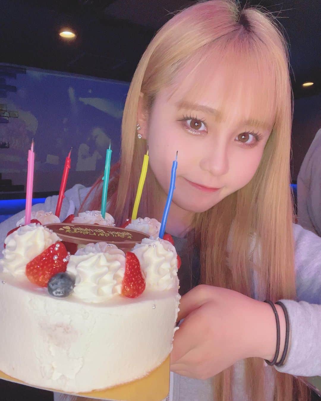 のインスタグラム：「@bar_.one1 でのBirthdayイベント3日間有難う御座いました❤️‍🔥❤️‍🔥 沢山来て頂けて嬉しいかったです( ߹ ߹ )‪ꔛ‬♡‪ 先輩方にサプライズでケーキもらった、、 嬉しい🥲💗 これからもBAR店員として、インフルエンサーとして頑張っていくので応援宜しくお願いします😌 是非会いに！呑みに！来て下さい🤌」