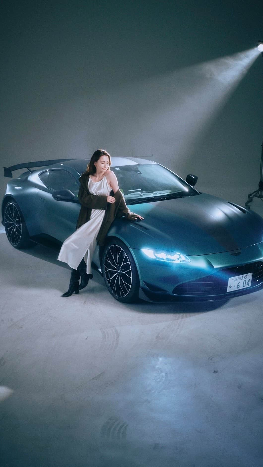 丹羽仁希のインスタグラム：「Aston Martin VANTAGE F1® Edition⚡️⚡️ 試乗もさせて頂き、幸せすぎる撮影でした。  大好きなAston Martin の中で F1のセーフティーカーを務めるモデル✨　 カッコいい、、🥺🤲笑  本日発売の #カーセンサー にて 車愛をたくさん語ってるので是非見てください🏎🤍🤍 #astonmartin #astonmartinvantage#vantagef1edition」