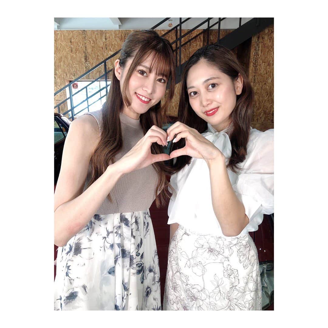 岡本麻佑のインスタグラム：「. 久しぶりのツナ缶ちゃんと🥰🫶🏻🐟🥫🩷  私服撮影で打ち合わせしてなかったけどたまたま同じ系統のお洋服で良い感じだったよ👗💐💓  またコラボできますよーに🫰🏻  #カフェきゅうごろう#9560カフェ#レースクイーン#撮影#私服#京都カフェ」
