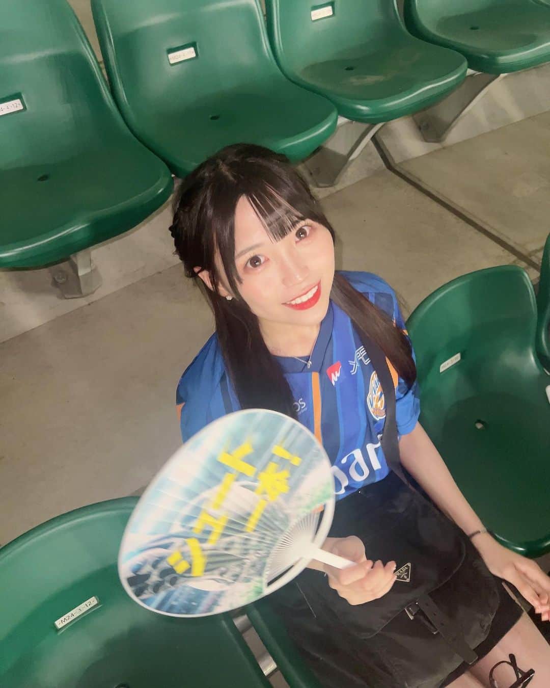 尾上美月のインスタグラム：「珍アングル？をインスタにも♡😂📣🏟️  サッカーやってたんですか？ってよく質問いただくので、今日は簡単に自己紹介しようかなと思います＾＾ （知ってる方も多いかもだけど...笑）  小学1年生の時に地元の少年サッカーチームに入ってサッカーやり始めました！🏃‍♀️ 中学生の時は、地元の中学校の男子サッカー部と女子サッカーのクラブチームでやってました！⚽️ 高校生以降は、大学の女子サッカーとかフットサルの練習に参加させてもらったりしてサッカーやフットサル楽しんでます☺️  最後の動画は、少年サッカー時代のゴールシーンです笑🥅⚽️🙈  #サッカー女子 #サッカー #リフティング #soccer #ユニフォーム #フットサル #ootd #fyp #スポーツ女子 #少年サッカー #女子サッカー」