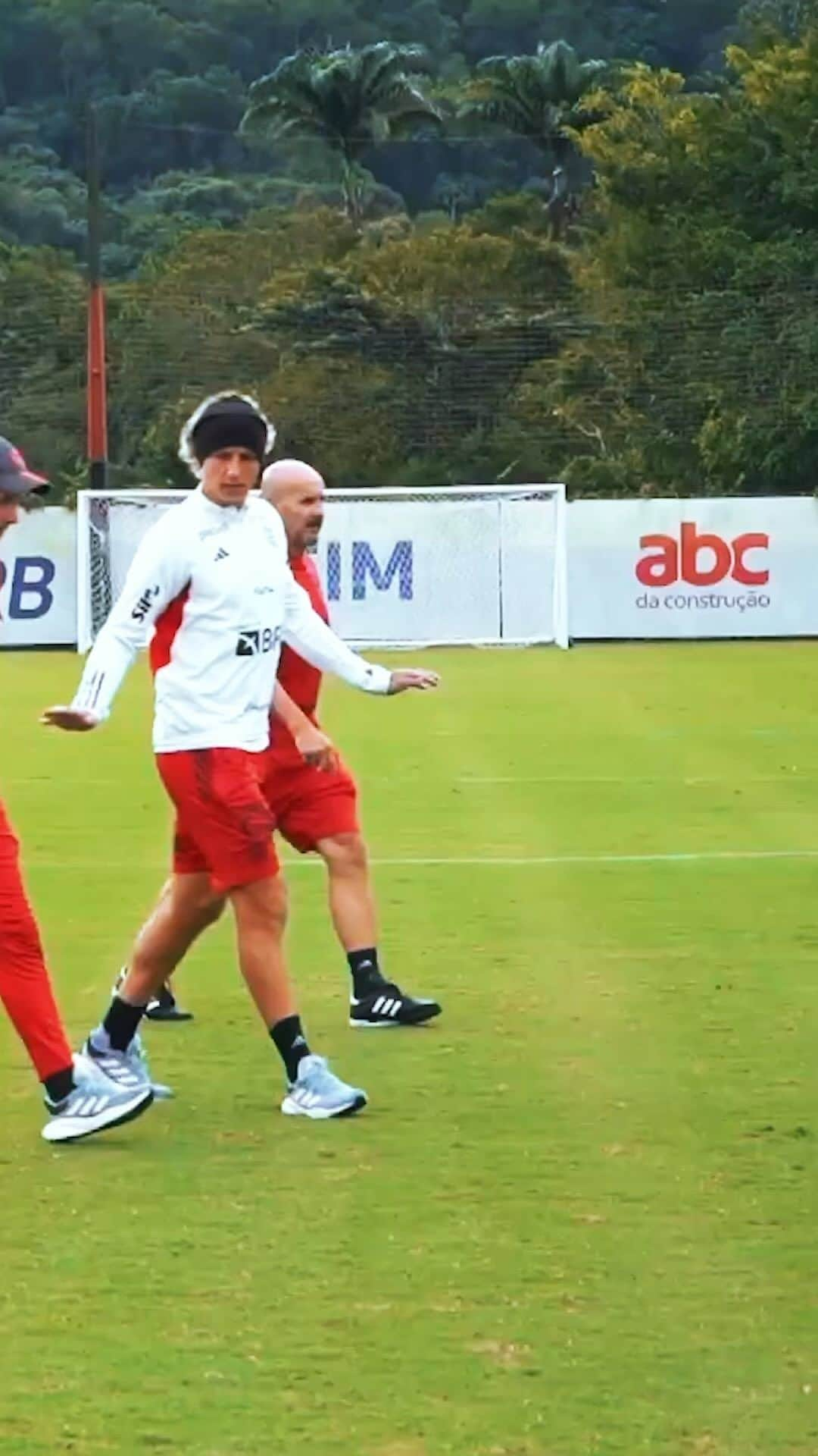 ダヴィド・ルイス・モレイラ・マリーニョのインスタグラム：「Ontem foi um dia muito especial com a rapaziada do sub-15!! Muito obrigado Flamengo!!! ❤️🖤 Trabalho maravilhoso realizado nas categorias de base!! 👏🏻」