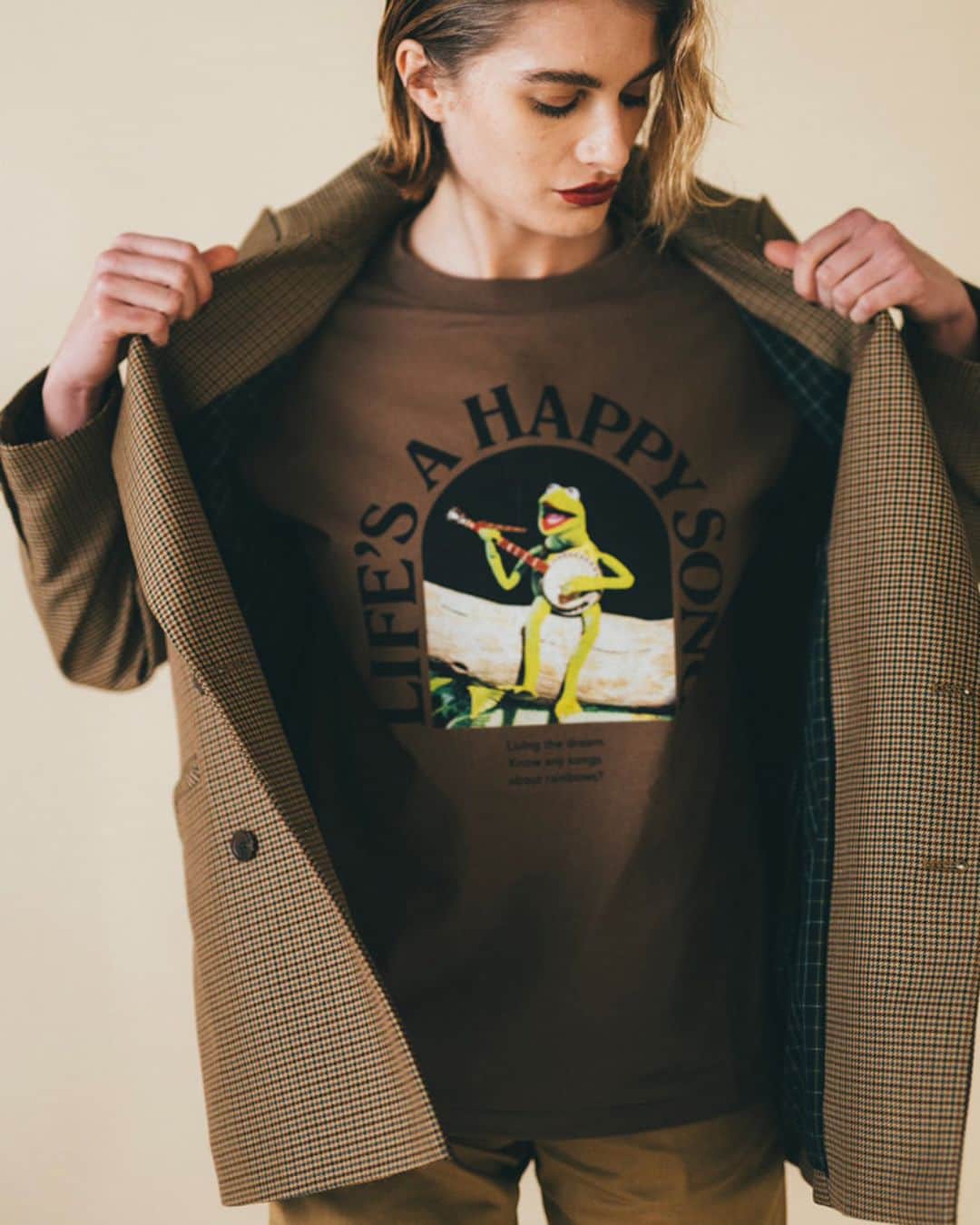 ELLE SHOP_JPさんのインスタグラム写真 - (ELLE SHOP_JPInstagram)「「カバナ」より話題のTシャツコレクションが登場✨Disney「マペットの夢みるハリウッド」よりKermit the Frog、Warner Bros. 「オズの魔法使」よりThe Wizard of Oz、Warner Bros.100周年を記念したTweetyコレクションの3つのコレクションがお目見え。ベーシックなクルーネックとシルエット、プリントデザインがこなれたカジュアルスタイルを演出してくれるTシャツとフーディーは数量限定の販売。気になるアイテムはお早めにチェックしてみて。  #エルショップ #ellshop #カバナ #cabana #プリントtシャツ #プリントt #春夏ファッション #きれいめカジュアル #大人カジュアル #夏服 #カジュアルコーデ #カジュアル #夏コーデ #白ティー #ホワイトT #大人tシャツ #大人コーデ #春夏スタイル #今日のコーディネート #Tシャツ #定番アイテム #ベーシック」6月20日 20時20分 - elleshop_jp