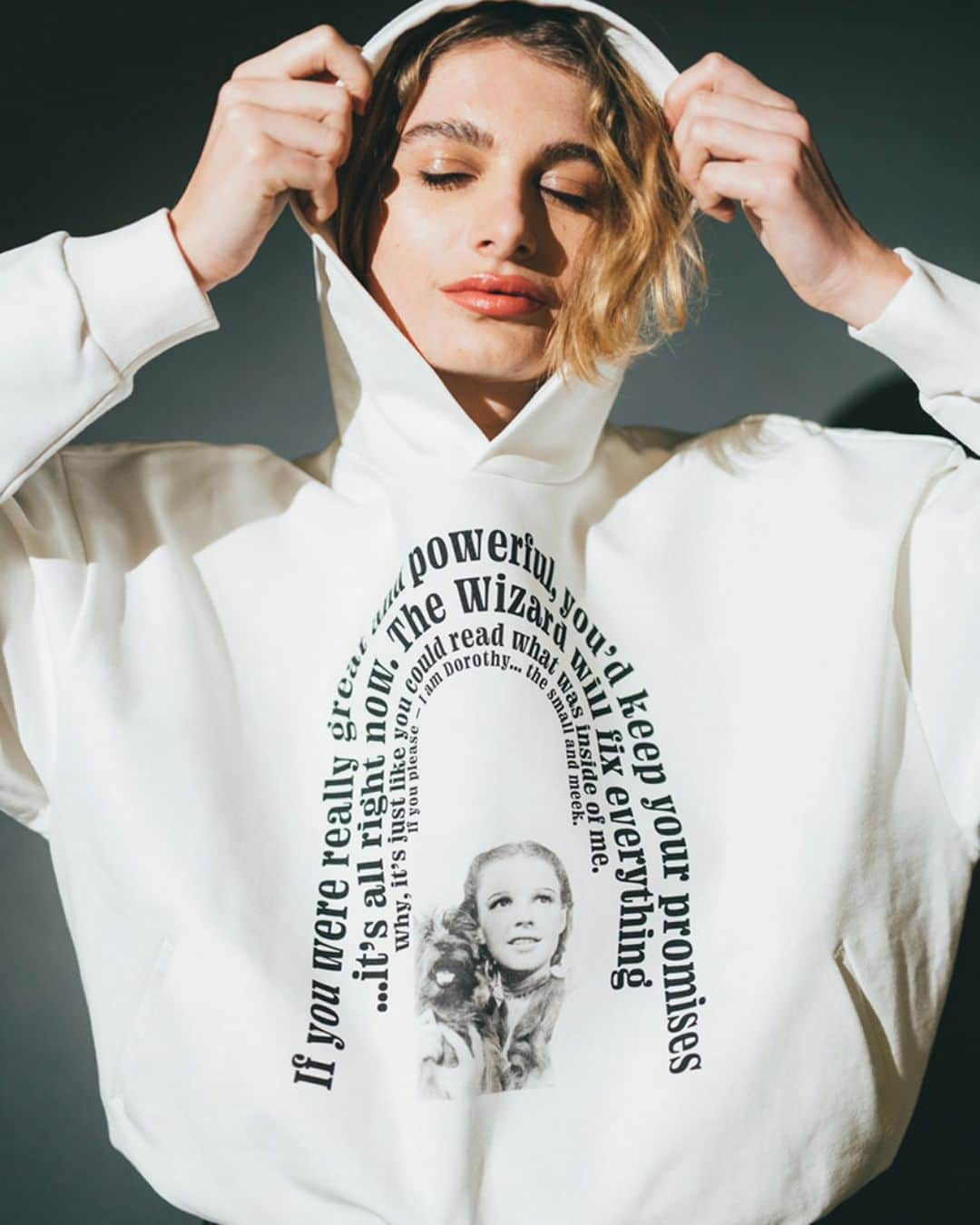 ELLE SHOP_JPさんのインスタグラム写真 - (ELLE SHOP_JPInstagram)「「カバナ」より話題のTシャツコレクションが登場✨Disney「マペットの夢みるハリウッド」よりKermit the Frog、Warner Bros. 「オズの魔法使」よりThe Wizard of Oz、Warner Bros.100周年を記念したTweetyコレクションの3つのコレクションがお目見え。ベーシックなクルーネックとシルエット、プリントデザインがこなれたカジュアルスタイルを演出してくれるTシャツとフーディーは数量限定の販売。気になるアイテムはお早めにチェックしてみて。  #エルショップ #ellshop #カバナ #cabana #プリントtシャツ #プリントt #春夏ファッション #きれいめカジュアル #大人カジュアル #夏服 #カジュアルコーデ #カジュアル #夏コーデ #白ティー #ホワイトT #大人tシャツ #大人コーデ #春夏スタイル #今日のコーディネート #Tシャツ #定番アイテム #ベーシック」6月20日 20時20分 - elleshop_jp