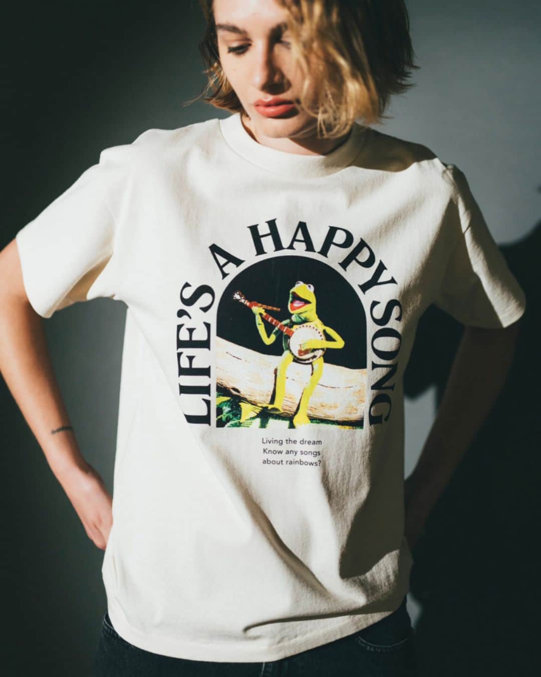 ELLE SHOP_JPさんのインスタグラム写真 - (ELLE SHOP_JPInstagram)「「カバナ」より話題のTシャツコレクションが登場✨Disney「マペットの夢みるハリウッド」よりKermit the Frog、Warner Bros. 「オズの魔法使」よりThe Wizard of Oz、Warner Bros.100周年を記念したTweetyコレクションの3つのコレクションがお目見え。ベーシックなクルーネックとシルエット、プリントデザインがこなれたカジュアルスタイルを演出してくれるTシャツとフーディーは数量限定の販売。気になるアイテムはお早めにチェックしてみて。  #エルショップ #ellshop #カバナ #cabana #プリントtシャツ #プリントt #春夏ファッション #きれいめカジュアル #大人カジュアル #夏服 #カジュアルコーデ #カジュアル #夏コーデ #白ティー #ホワイトT #大人tシャツ #大人コーデ #春夏スタイル #今日のコーディネート #Tシャツ #定番アイテム #ベーシック」6月20日 20時20分 - elleshop_jp
