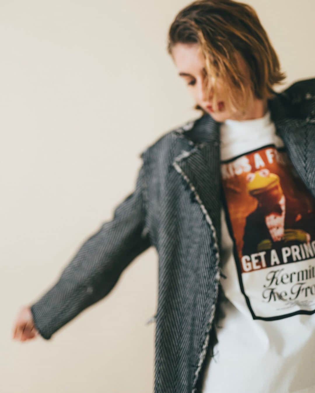 ELLE SHOP_JPさんのインスタグラム写真 - (ELLE SHOP_JPInstagram)「「カバナ」より話題のTシャツコレクションが登場✨Disney「マペットの夢みるハリウッド」よりKermit the Frog、Warner Bros. 「オズの魔法使」よりThe Wizard of Oz、Warner Bros.100周年を記念したTweetyコレクションの3つのコレクションがお目見え。ベーシックなクルーネックとシルエット、プリントデザインがこなれたカジュアルスタイルを演出してくれるTシャツとフーディーは数量限定の販売。気になるアイテムはお早めにチェックしてみて。  #エルショップ #ellshop #カバナ #cabana #プリントtシャツ #プリントt #春夏ファッション #きれいめカジュアル #大人カジュアル #夏服 #カジュアルコーデ #カジュアル #夏コーデ #白ティー #ホワイトT #大人tシャツ #大人コーデ #春夏スタイル #今日のコーディネート #Tシャツ #定番アイテム #ベーシック」6月20日 20時20分 - elleshop_jp