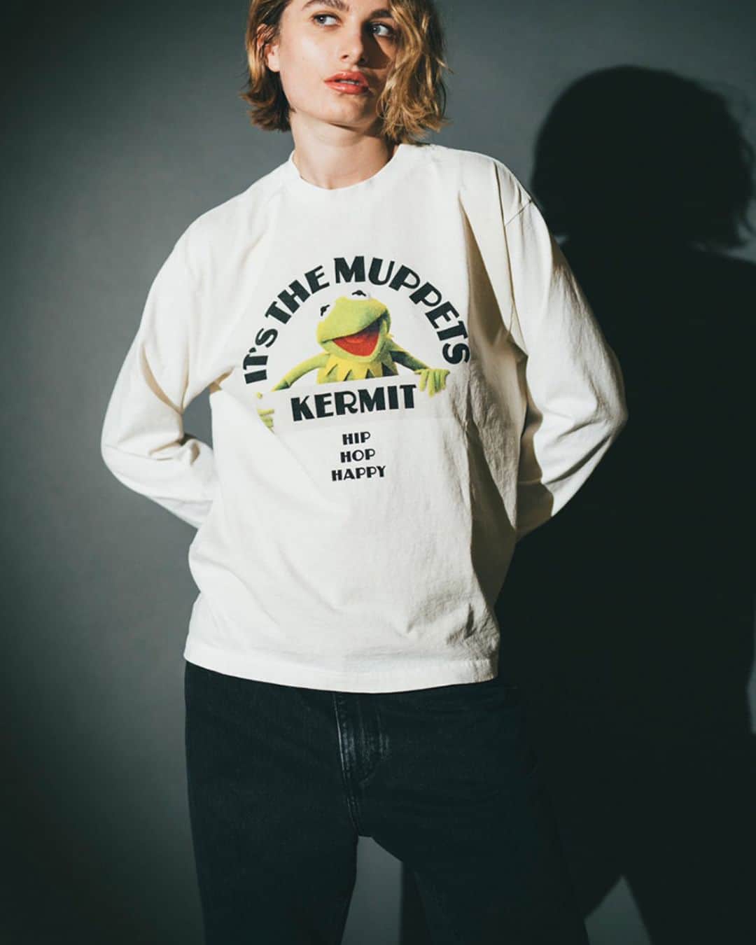 ELLE SHOP_JPさんのインスタグラム写真 - (ELLE SHOP_JPInstagram)「「カバナ」より話題のTシャツコレクションが登場✨Disney「マペットの夢みるハリウッド」よりKermit the Frog、Warner Bros. 「オズの魔法使」よりThe Wizard of Oz、Warner Bros.100周年を記念したTweetyコレクションの3つのコレクションがお目見え。ベーシックなクルーネックとシルエット、プリントデザインがこなれたカジュアルスタイルを演出してくれるTシャツとフーディーは数量限定の販売。気になるアイテムはお早めにチェックしてみて。  #エルショップ #ellshop #カバナ #cabana #プリントtシャツ #プリントt #春夏ファッション #きれいめカジュアル #大人カジュアル #夏服 #カジュアルコーデ #カジュアル #夏コーデ #白ティー #ホワイトT #大人tシャツ #大人コーデ #春夏スタイル #今日のコーディネート #Tシャツ #定番アイテム #ベーシック」6月20日 20時20分 - elleshop_jp