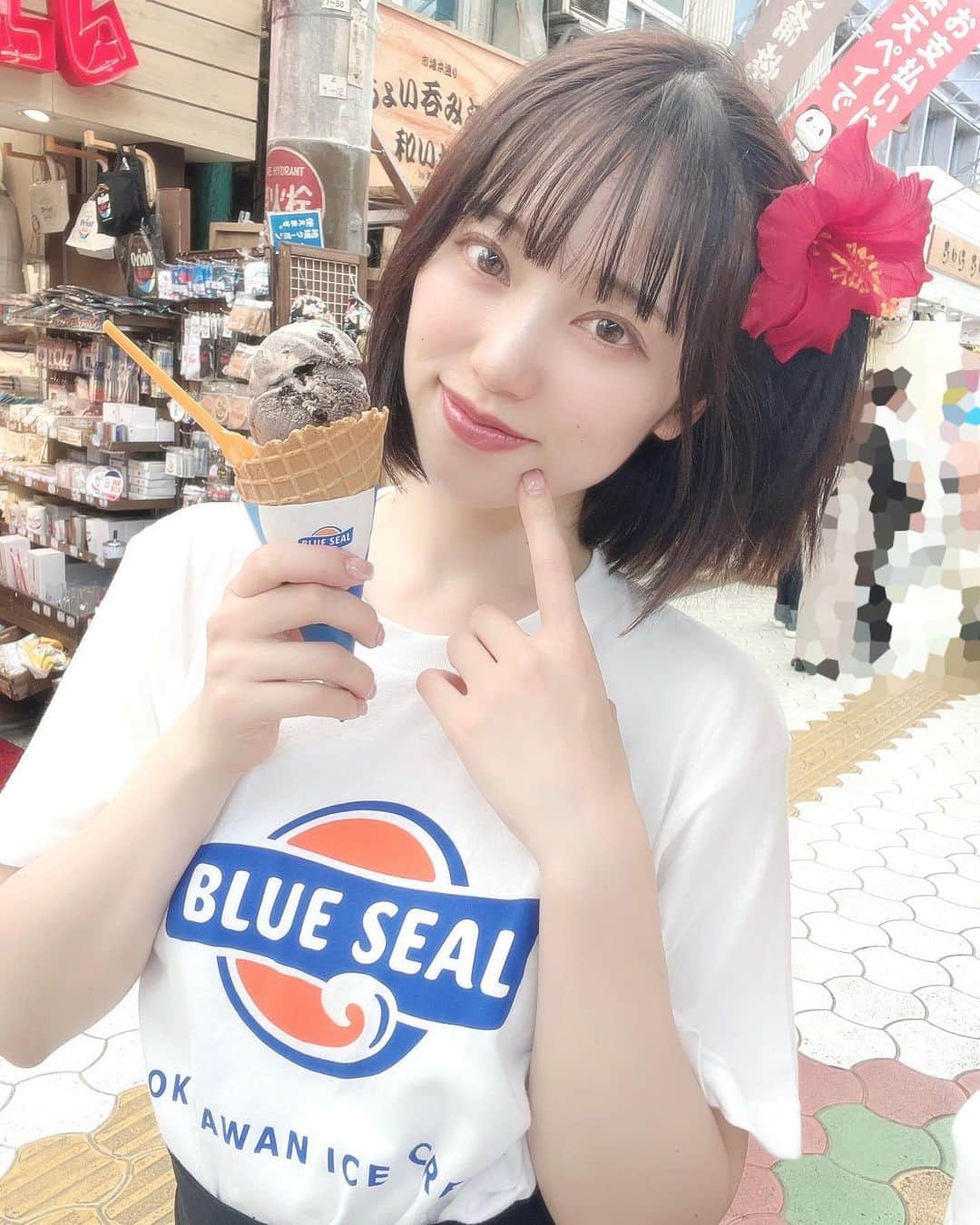 是枝優美のインスタグラム：「沖縄満喫🌺🌴  BLUE SEALのアイスクリーム、今回の沖縄遠征中に3回食べられた！去年も3回チャレンジ成功してた〜  ちなみに味は、マンゴタンゴ、マンゴー、バニラで決まり🍨みんなは何を選ぶ？  #沖縄グルメ #沖縄観光 @blueseal_icecream  #selca #selfie #셀카 #셀카그램 #today #ootd #dailylook #instagood #instalike #instafashion #followme #outfit #今日のコーデ#インスタ映え #アイドル #idol #japaneseidol #japanesegirl #マイディア #是枝優美 #ヘアアレンジ #自撮り女子 #推してください」