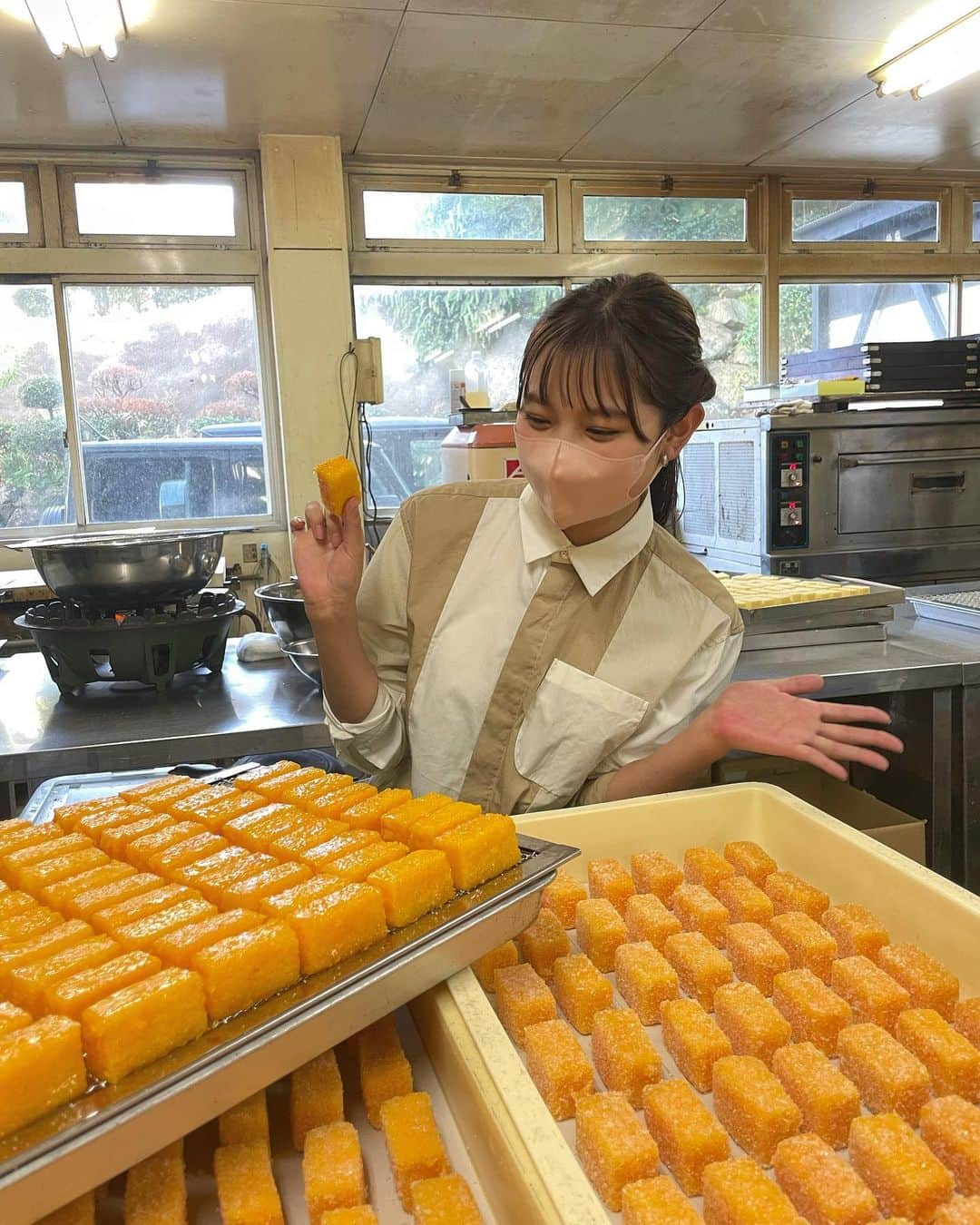 悠花のインスタグラム：「悠花のナガサキ街音🍃 ・ 1枚目の写真は、【カスドース】編☺︎ カスドースができるまでの過程を工場で見学させてもらったり、出来立てを頂いたりしました🫢🤍 ・ しっとりふわふわで卵の香りがするカステラの生地に、ざくざくの砂糖‼︎ 甘くて幸せな気持ちになりました🍳💕 ・ ありがとうございました♡ ・ そして2枚目の写真は【ボードゲーム】編☺︎ ・ ボードゲームってこんなに種類があるの⁉︎と 驚きました😳✨ ・ 初めて見るゲームばかりで、 いくつか体験させて頂いたのですが どれも本当に楽しくて帰りたくなかったです🤣笑 ・ パッケージもカラフルで見ていてワクワクしますよね👀❣️ ・ 色々と教えて頂き、 ありがとうございました♡ ・ #カスドース#ボードゲーム#悠花のナガサキ街音#長崎#長崎県ホンダカーズ#ホンダ#nib#takeoff#悠花#松尾悠花#haruka#hair#make#fashion」