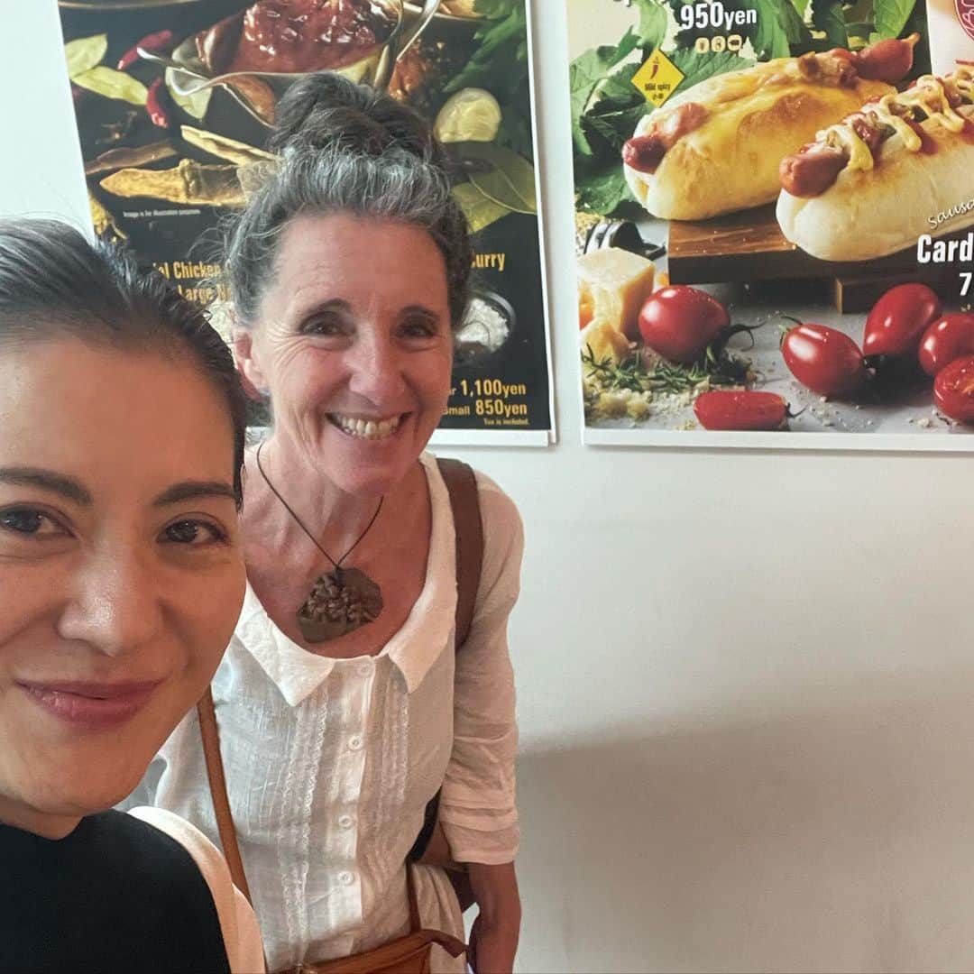 桑原りさのインスタグラム：「私の初めての英語の先生Jo Anneと10年ぶりの再会😊  「てんきゅー！ゆわかーん(You're welcome)」くらいしか言えない5歳児の私にジェスチャーを交えながら一生懸命教えてくれたジョアン先生🧑‍🏫  家族で一番ちびっこの私は、家族の会話を「Uh-huh」ってわかったふりして仲間に入ってたのが思い出される👧🏻  ヨガ歴20年のヨガマスターでもあるジョアンとヨガ哲学の話で盛り上がったのも嬉しかった。  そして、子どもたちの日米交流活動を運営している彼女は、今回もたくさんの学生たちにヒロシマを見せてくれたり、水俣病を学ぶために熊本の水俣市に連れて行ってくれることを聞いて、なんだか私の関心分野とシンクロしてて嬉しかったなー😌  ただの日記みたいな投稿ですが、心と身体はつながっていて、どちらが崩れてもよくなくて、そのバランスがとれていると心が安定して他人や社会に対して優しくなれて、それが家庭の平和→社会の平和→世界の平和に繋がっていくんだな、そして、この世は何事も影響し合い、連鎖し繋がっていくものだと強く再確認しましたことをここに報告させて頂きます🙋‍♀️  今生きるこの一瞬一瞬を大事に🧘‍♀️」
