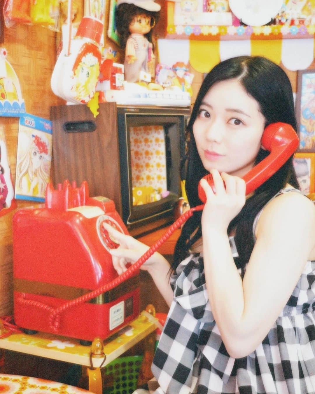 のインスタグラム：「ギンガムチェックワンピと赤電話☎️💗 ・ ・ ・ お気に入りのワンピースを着て喫茶店🍹 幸せな時間でした♡ ・ ・ #伊藤桃々 さん #cherimi @__peachstagram__  #ギンガムチェックワンピース」