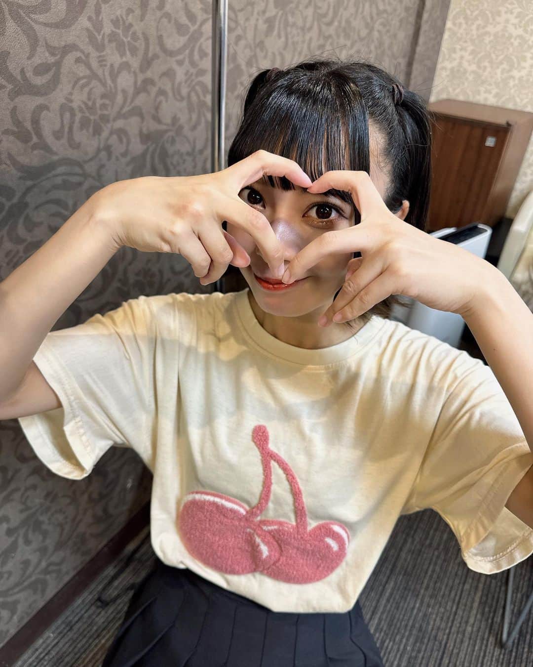 山田寿々のインスタグラム：「. ⁡ ⁡ ⁡ かわいいさくらんぼ🍒Tシャツ♡ ⁡ 愛用してます♡ ⁡ ⁡ ⁡ 最後の写真は面白いから載っけた😂笑 ⁡ ⁡ ⁡ #merrylatte #メリラテコーデ #ootd #今日のコーデ #外ハネボブ #ハーフツイン」
