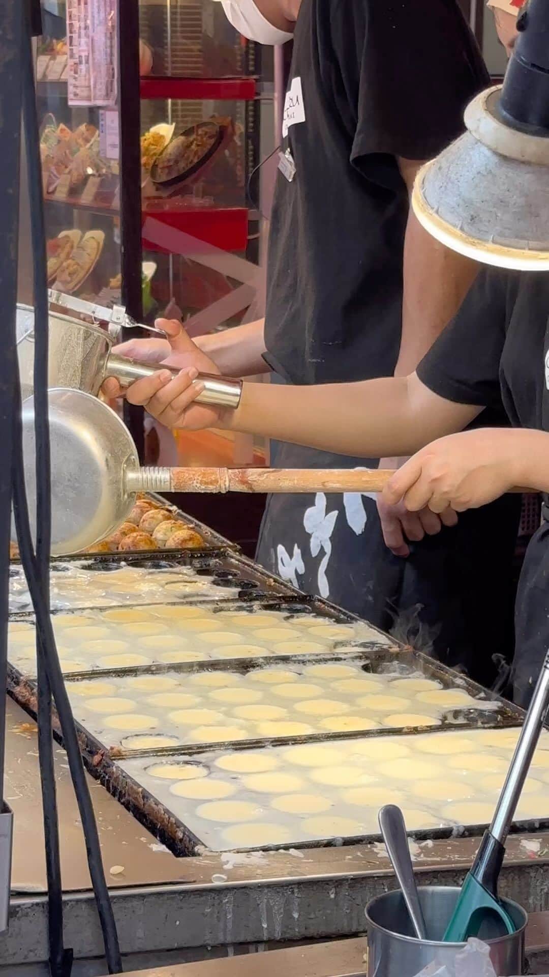 のインスタグラム：「@yukicolifecom 🐙  大阪・なんば道頓堀で 観光客気分💭  躍動感あり過ぎて アドレナリンでるやつ❤️‍🔥  こんなに楽しいとは思わず🫣  たこ焼きって当たり前に美味しくて 美味しいのがデフォルトだから あんまり気にせず食べられる🤭  まず‥道頓堀で並んだのはじめて！  くれおーるのたこ焼きは 生地にはしっかりお出汁の味が効いてて 美味しかった🤍  6個とか余裕過ぎて😆 買うの間違えたな💭  @yukicolifecom  ‥‥‥‥‥‥‥‥‥‥‥‥‥‥‥‥‥‥‥‥‥‥‥‥‥‥‥‥‥‥‥ くれおーる　@creoru__doutonbori  大阪市中央区道頓堀1-6-4」