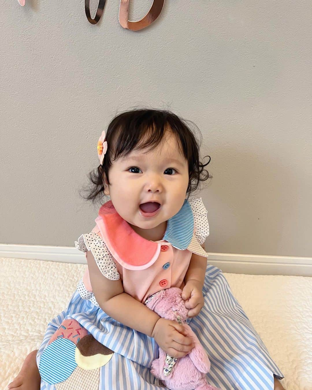 佐藤夏希さんのインスタグラム写真 - (佐藤夏希Instagram)「🎈🎂🎁🎈 ♡BENI♡1st Birthday!!!!  #ママスタグラム#mama#mamastagram #mamanoko #ママリ#成長記録 #3児ママ#兄弟#babyboy#3歳差兄弟#ベビスタグラム#女の子コーデ #우리애기#12ヶ月#生後12ヶ月#12months #月齢フォト#月齢フォトカード#後追い#1歳誕生日 #1stbirthday」6月20日 20時31分 - natsuki_sc7