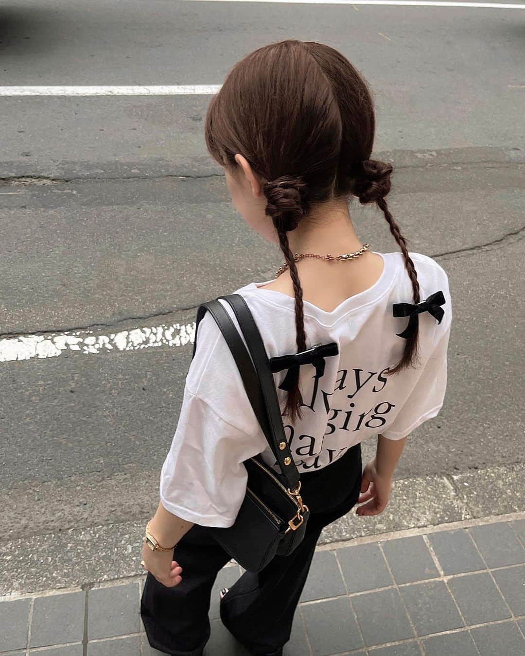 びすこさんのインスタグラム写真 - (びすこInstagram)「new hair arrange🎀🖤  ずっとやりたかったこの髪型、前髪作ったおかげでようやく出来たの〜!!👦🏻💞💞  hair arrangeを目立たせる為に服装は白T黒デニムでシンプルに.  denim、shoes、ribbon… @visco.jp  bag… @louisvuitton   ちなみにこのTシャツも @visco.jp で販売予定なのですが、工場の都合で15枚のみの販売になってしまうので、気になっている方は販売スケジュール出次第是非チェックしてくださいね🥲🥲   #ヘアアレンジ  #シンプルコーデ  #三つ編みアレンジ  #三つ編みリボン  #リボンアレンジ  #ヘアアレンジ簡単  #ヘアスタイル  #デニムコーデ  #白ティーコーデ  #カジュアルコーデ  #hairtutorial  #hairfashion  #hairstyle  #hairarrange  #casualoutfit  #pinterestgirl  #streetstyle」6月20日 20時31分 - na56482n